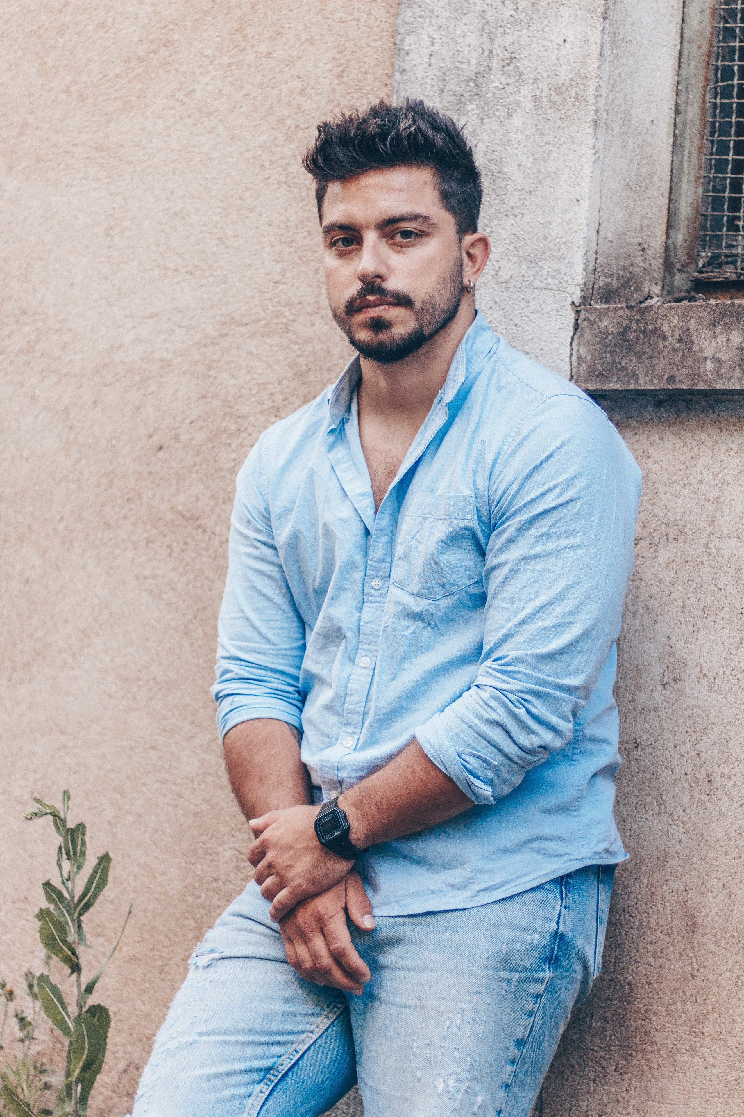 Un homme en jean et chemise bleue