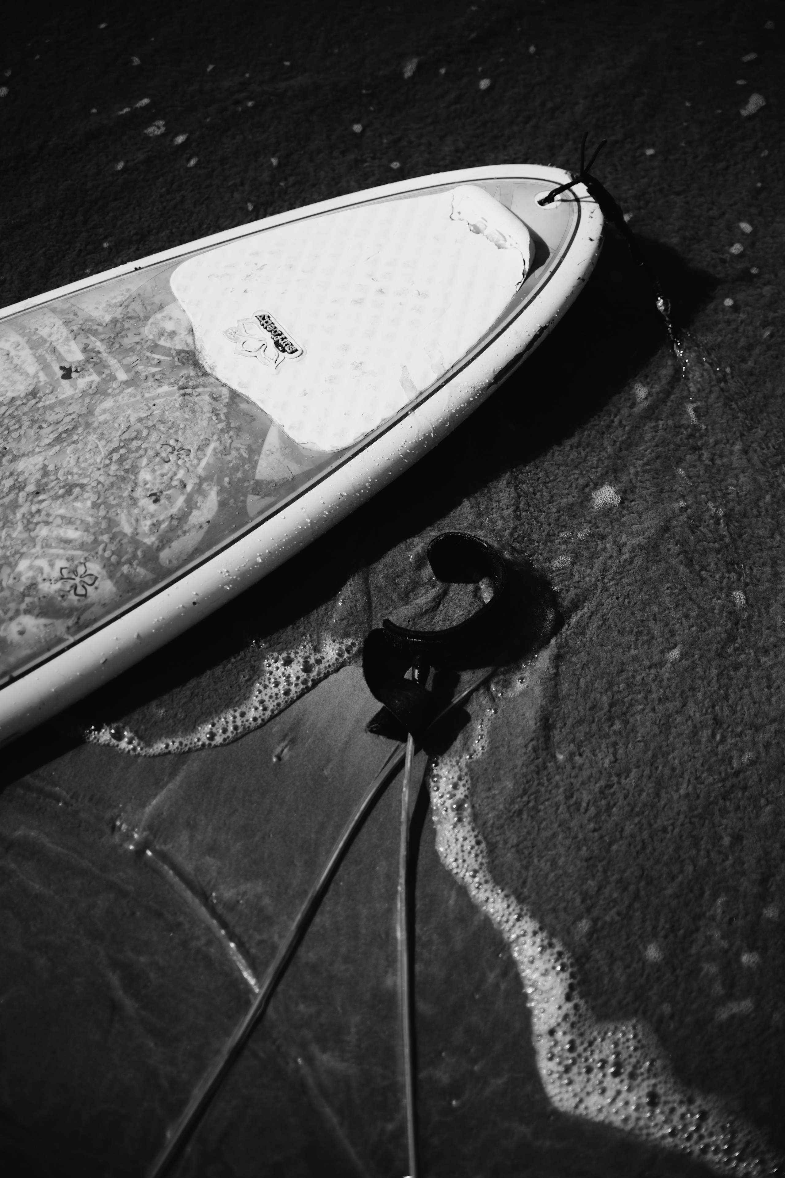 Photoshoot with a surfboard | BW