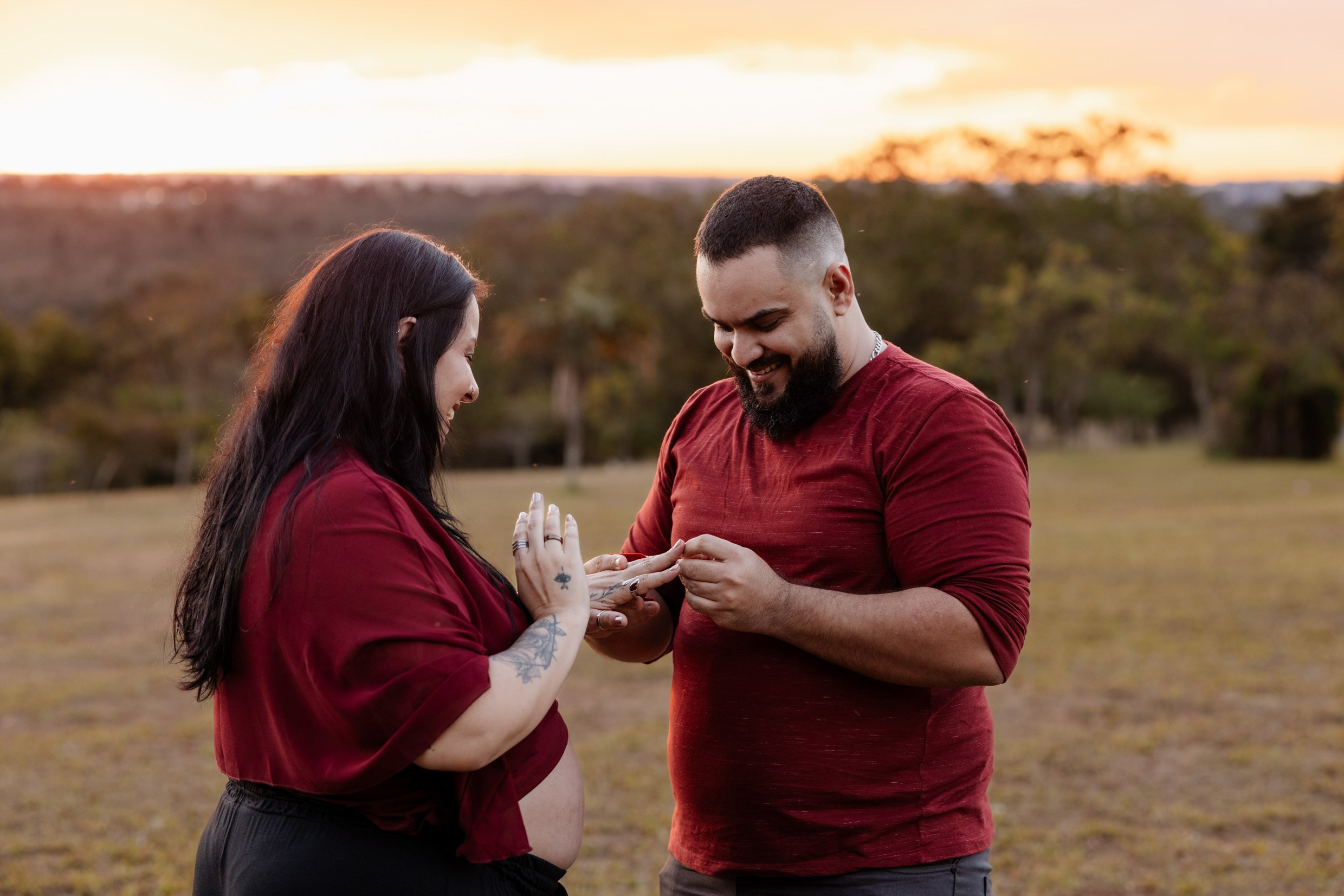 Casal emocionado após pedido de casamento durante o ensaio.