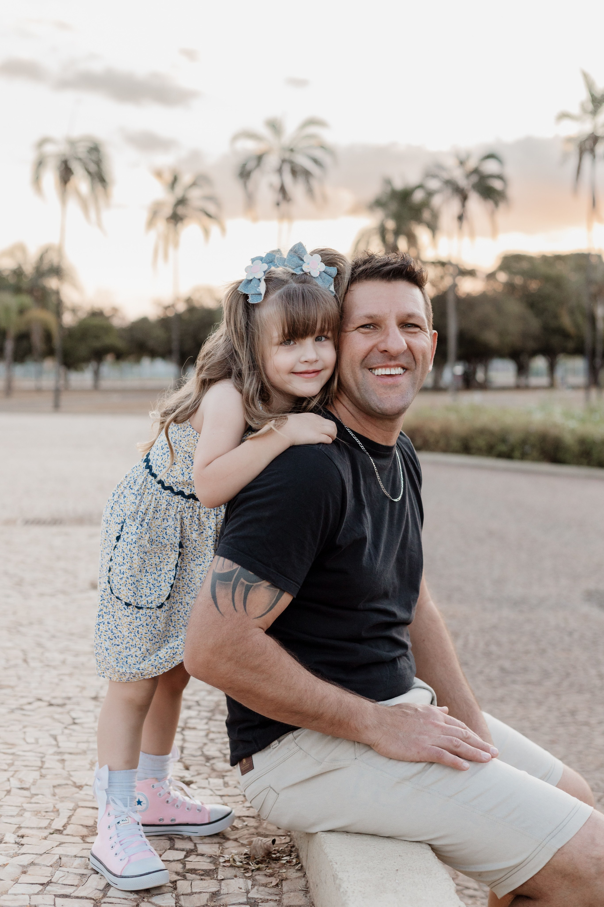 Criança interagindo com o pai no ensaio