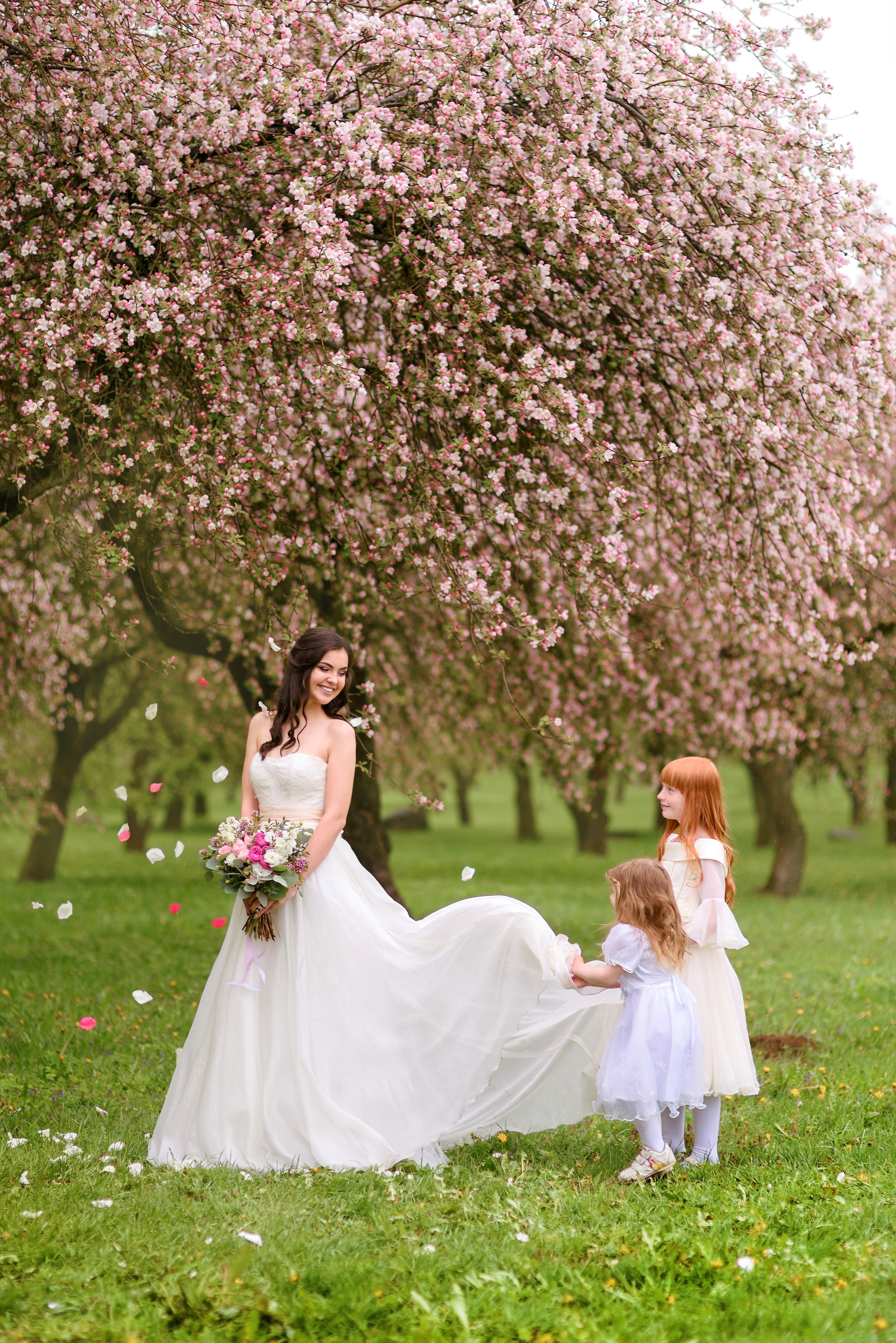 Свадебная прогулка в цветущем саду. Семейный фотограф и фотограф новорожденных в Вильнюсе Ирина Беленкевич