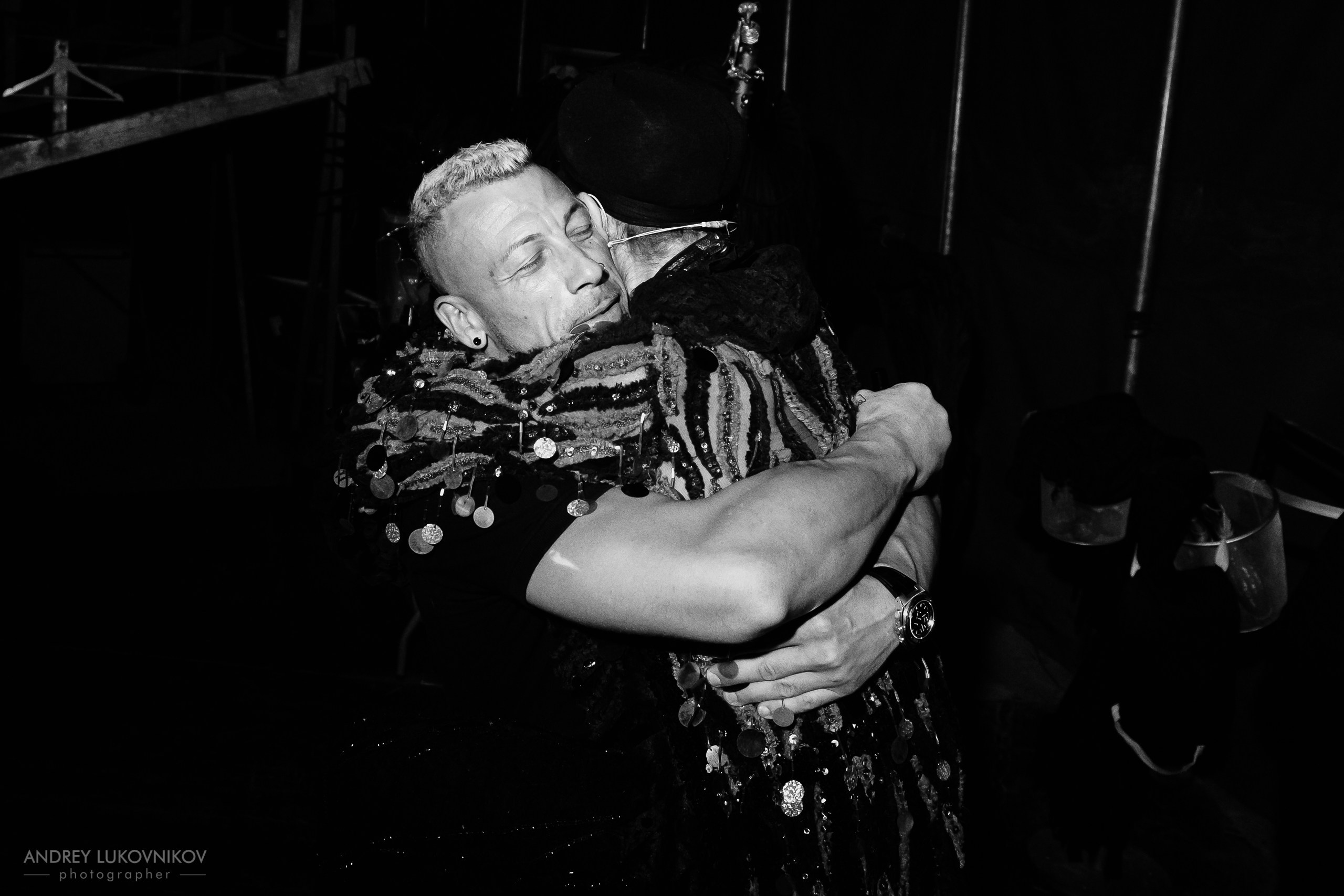 Sesión de fotos entre bastidores en El Circo Encantado: la vida de los artistas tras bambalinas