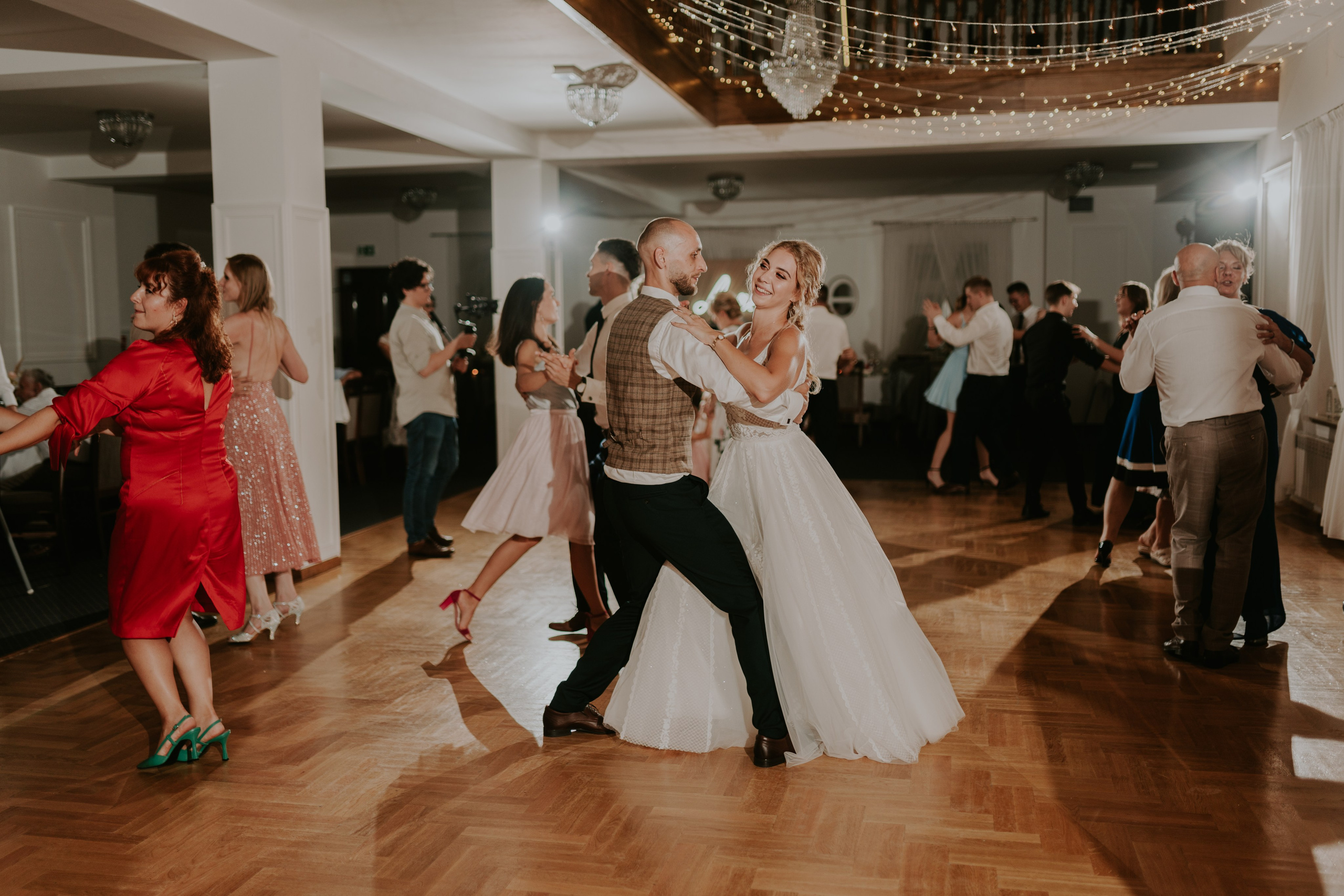 Dwór Wierzbno: plenerowy ślub pod wierzbą. Karkowskafoto - fotografia miłości