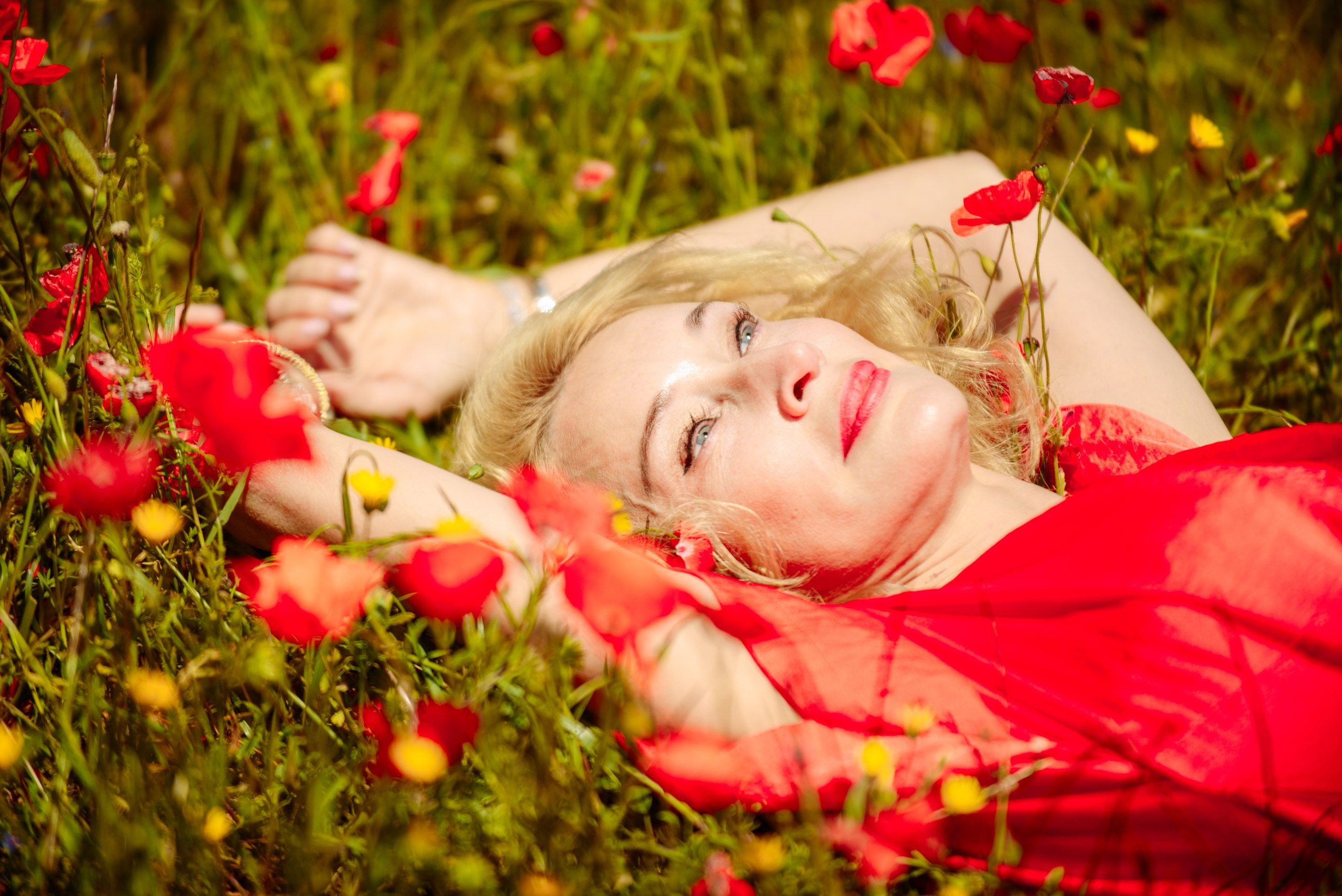 Olga Campos flores rojos. Фотограф Екатерина Гасанова — фотосессии в Барселоне