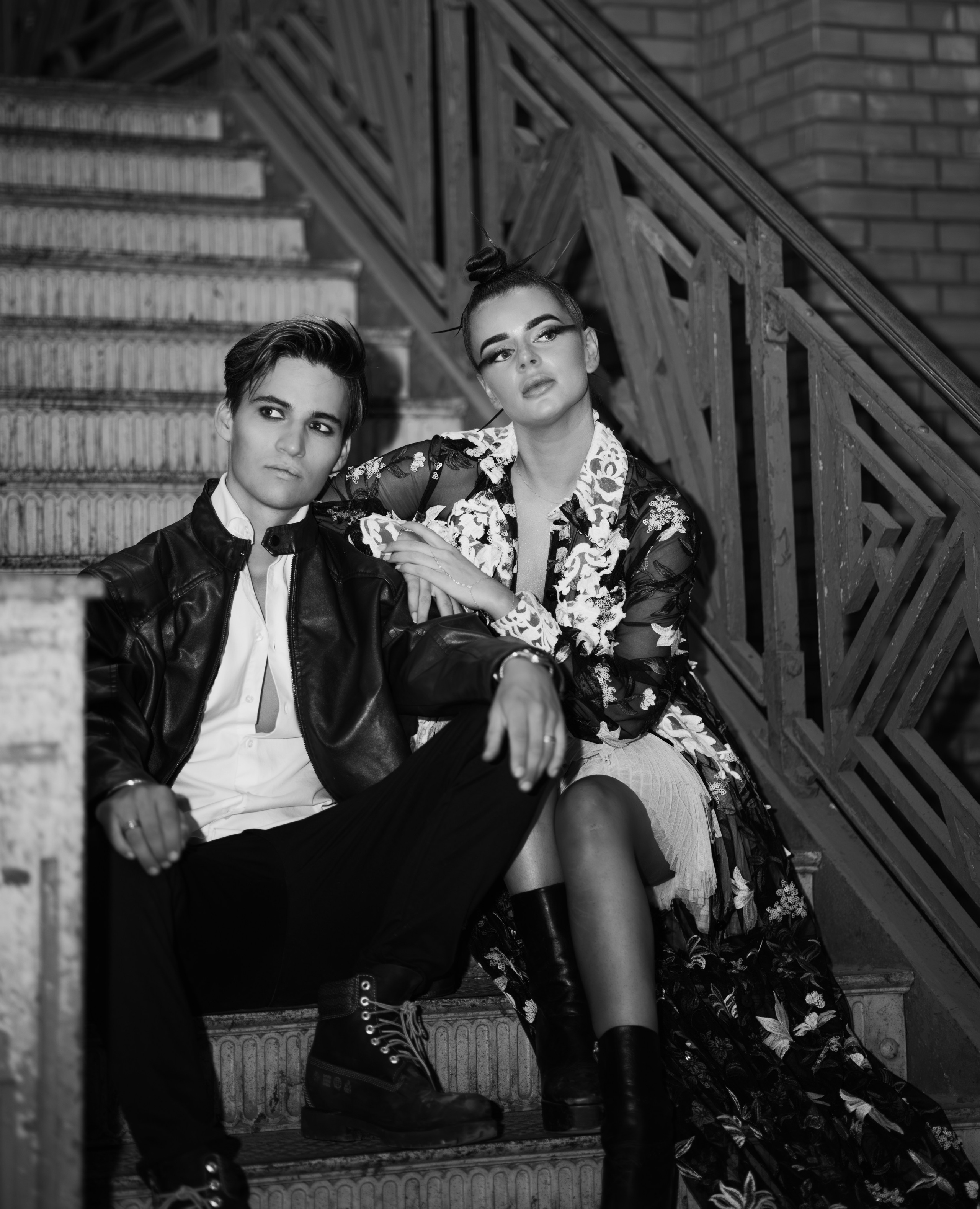 Professionele huwelijksfotografie met hedendaagse bruidmode en stijlvolle poses - Kapture Fotografie