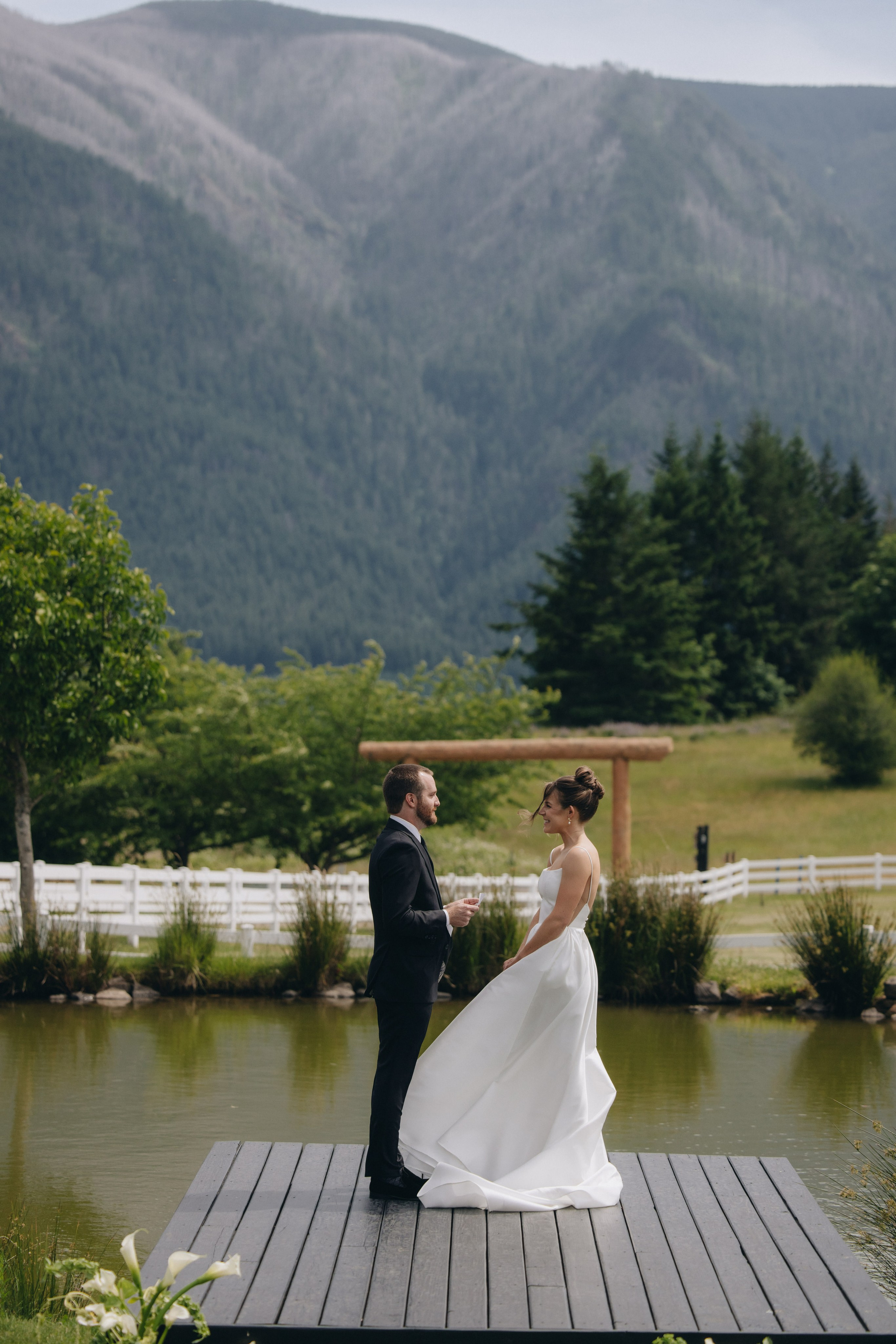 Wedding Shelby & Riley | Columbia River Gorge, WA | Georgy Shishkin Photography Photography. Portland Wedding Photographer | Authentic PNW Love Stories