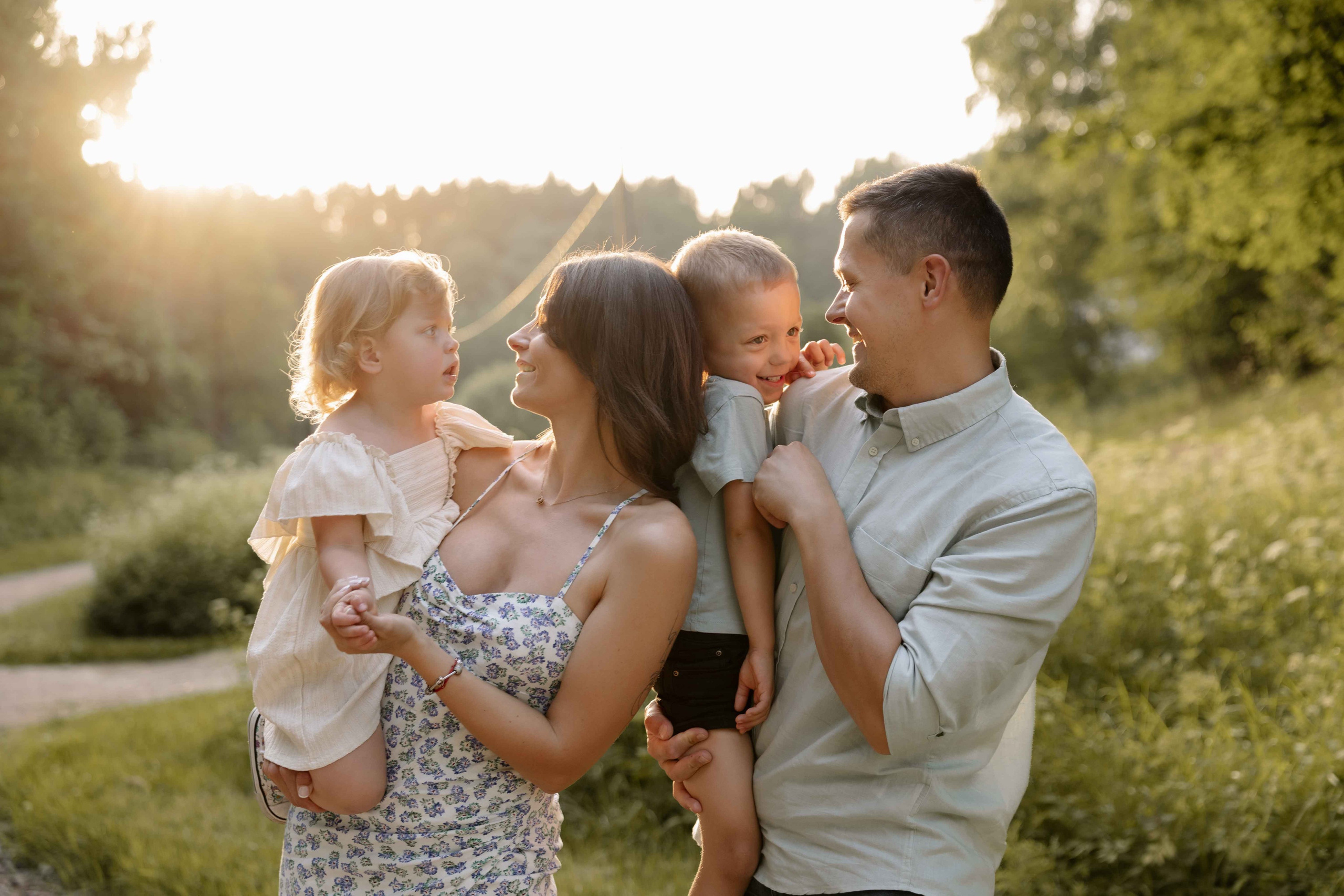 Šeimos fotosesija Vilniuje — namie, gamtoje, studijoje. Framed by Evelina | Vestuvių fotografė