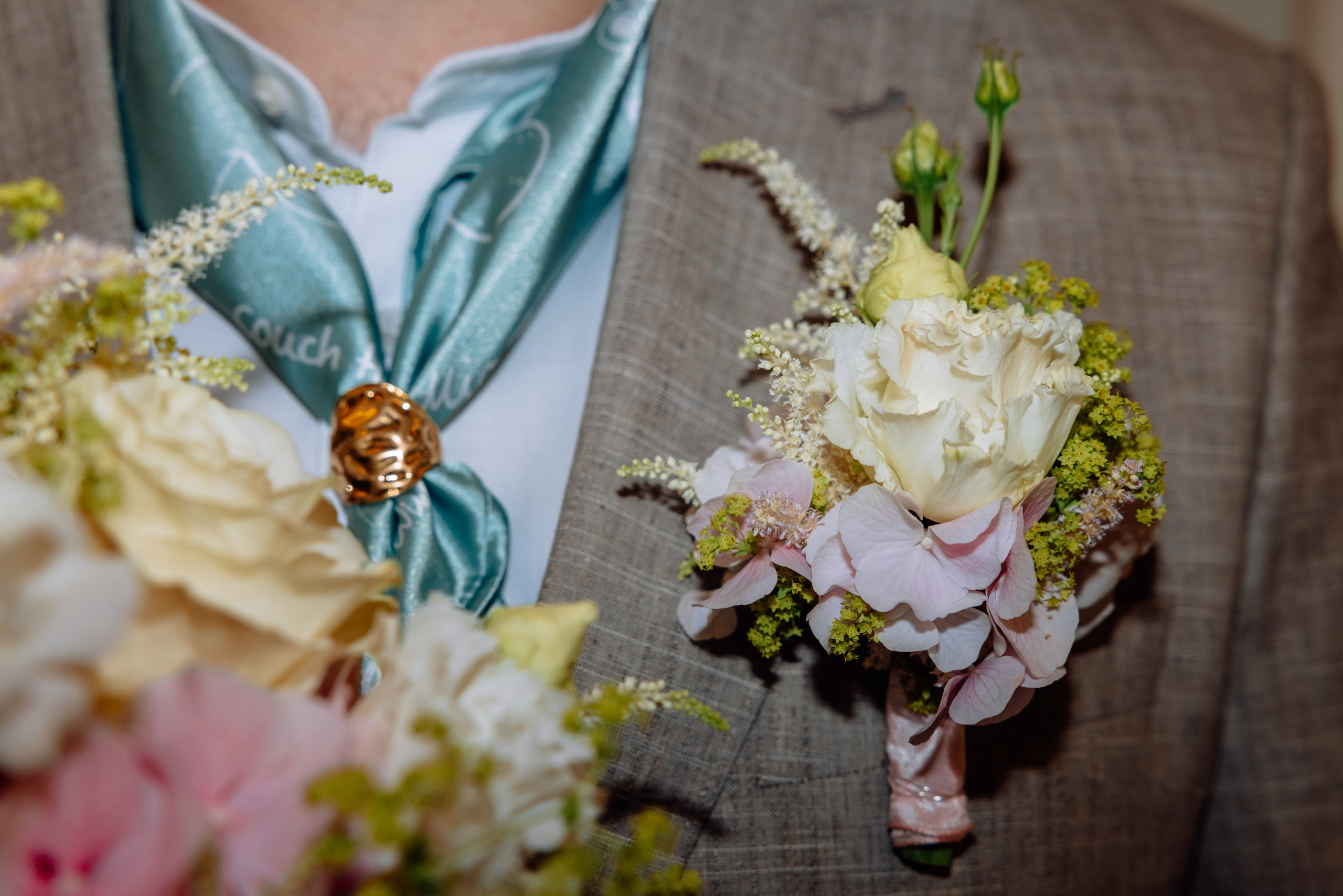 Detailaufnahme – kleiner Blumenanstecker des Bräutigams, Standesamt Mandlstraße 14