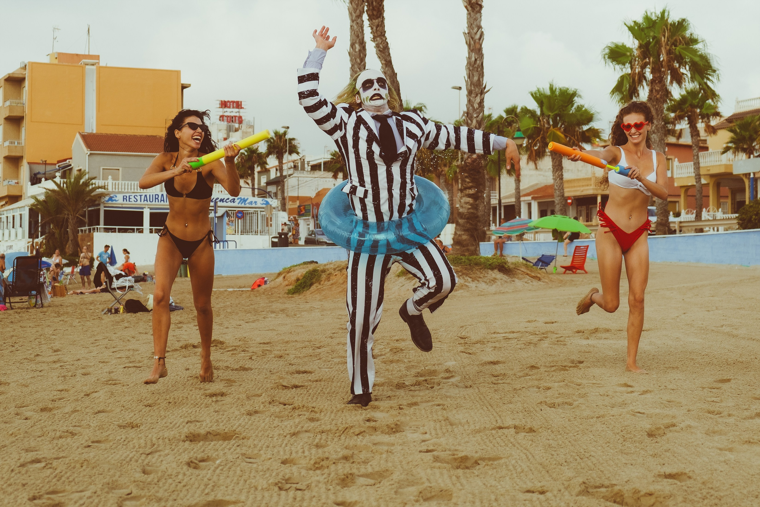 Beetlejuice на море: Экспериментальная фотосессия с цирковыми артистами — Фотограф Андрей Луковников