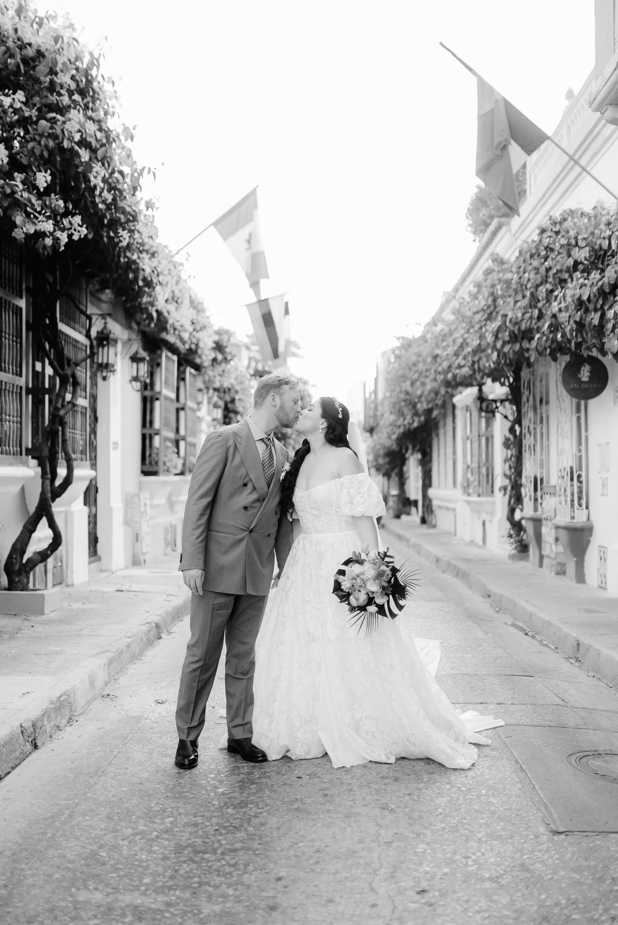 Cindy + Garrett | Destination Wedding Photos in Cartagena 2025 – César Vanegas Photography. César Vanegas Photography | Wedding & Travel Photographer | Cartagena, Colombia