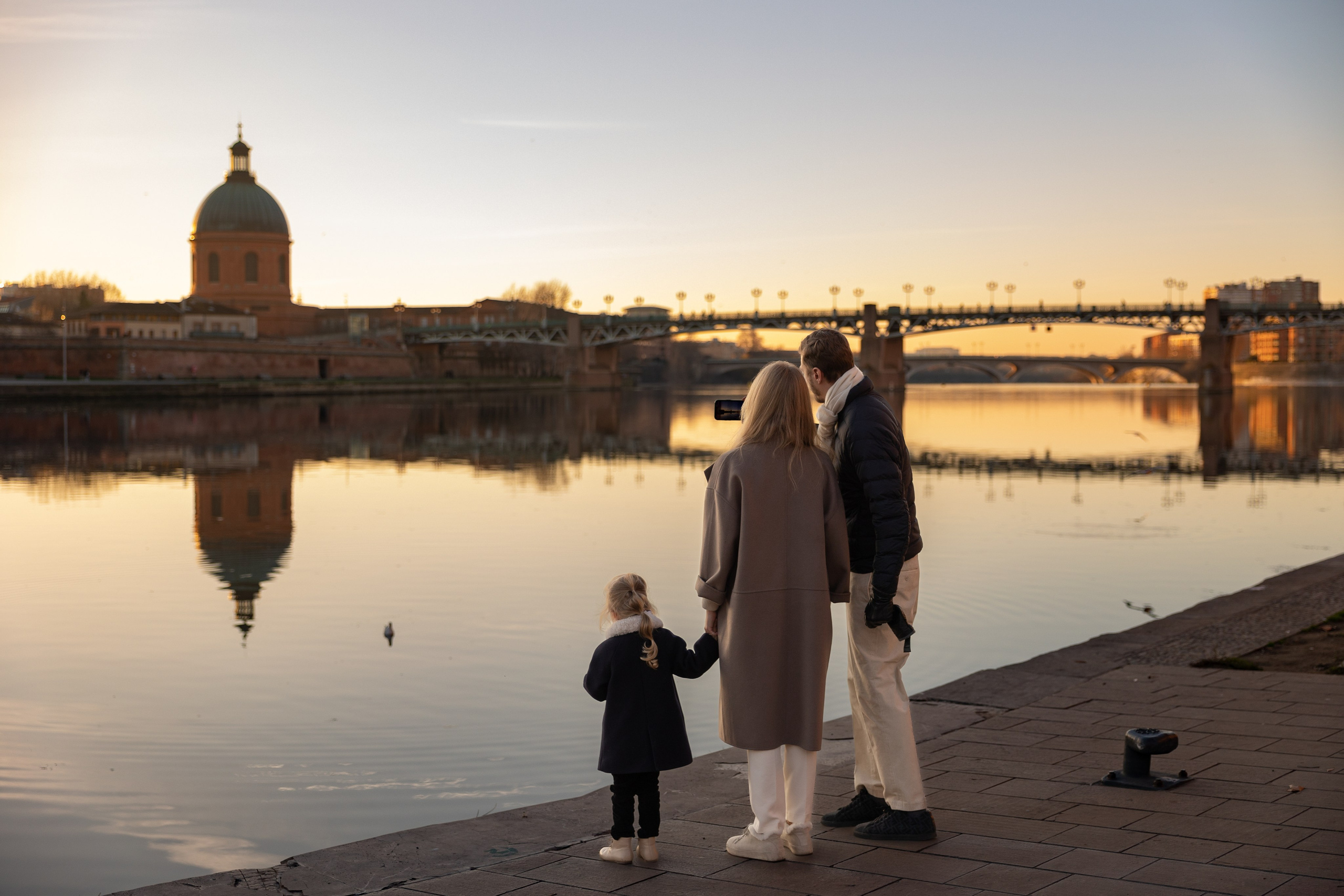 Séance photo de famille à Toulouse. Eugénie Smirnova — photographe à Toulouse et dans le sud-ouest de la France