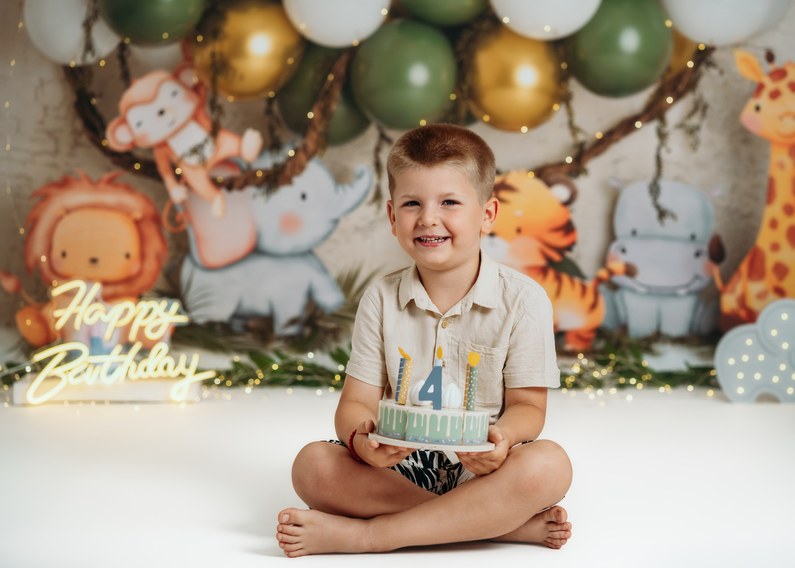 Cake smash slikanje dečaka sa dekoracijom lava, zirafe, majmuna i slona – Beograd