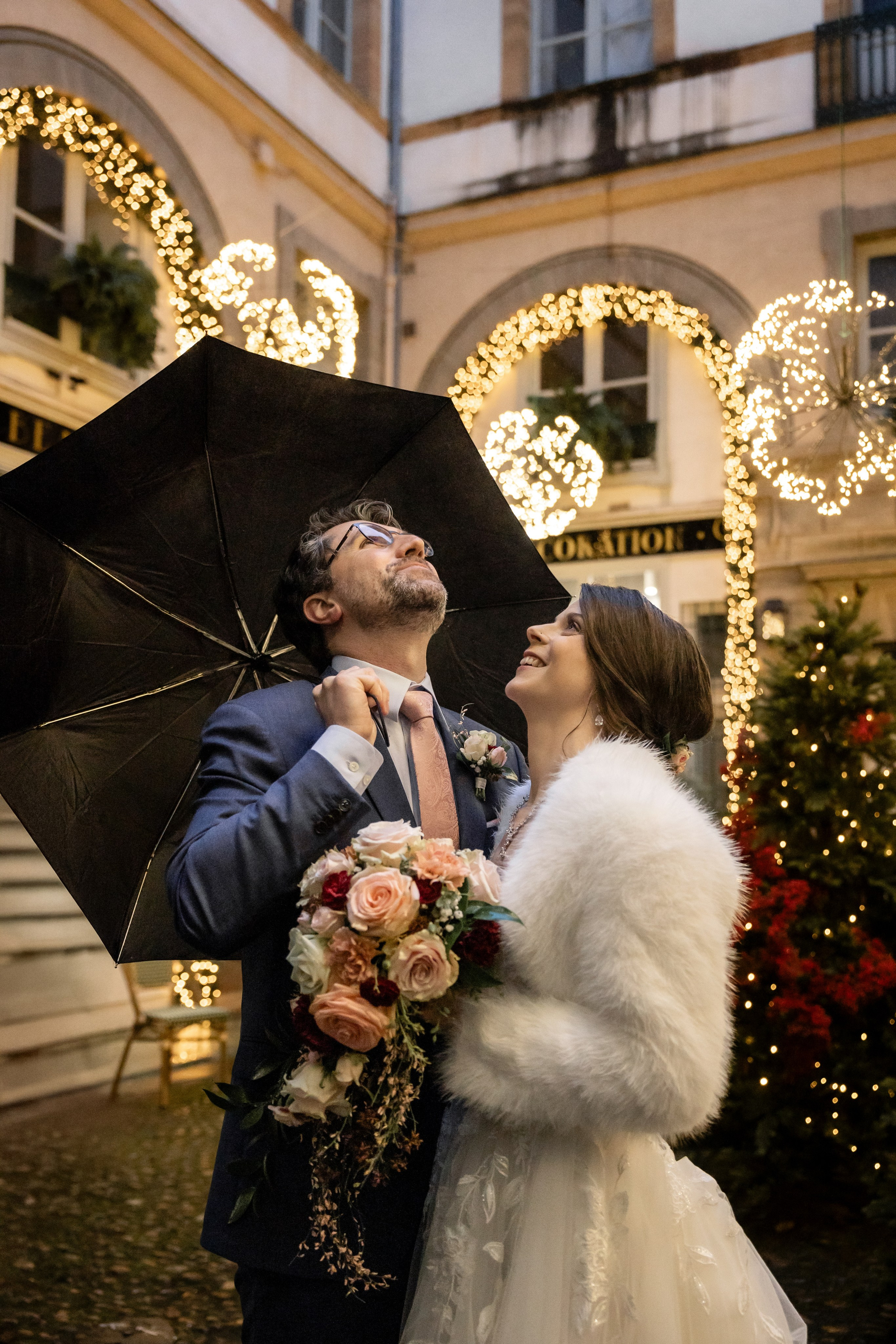 Mariage de Noël inoubliable à Toulouse, Capitole. Gillian & Scott. Eugénie Smirnova — photographe à Toulouse et dans le sud-ouest de la France