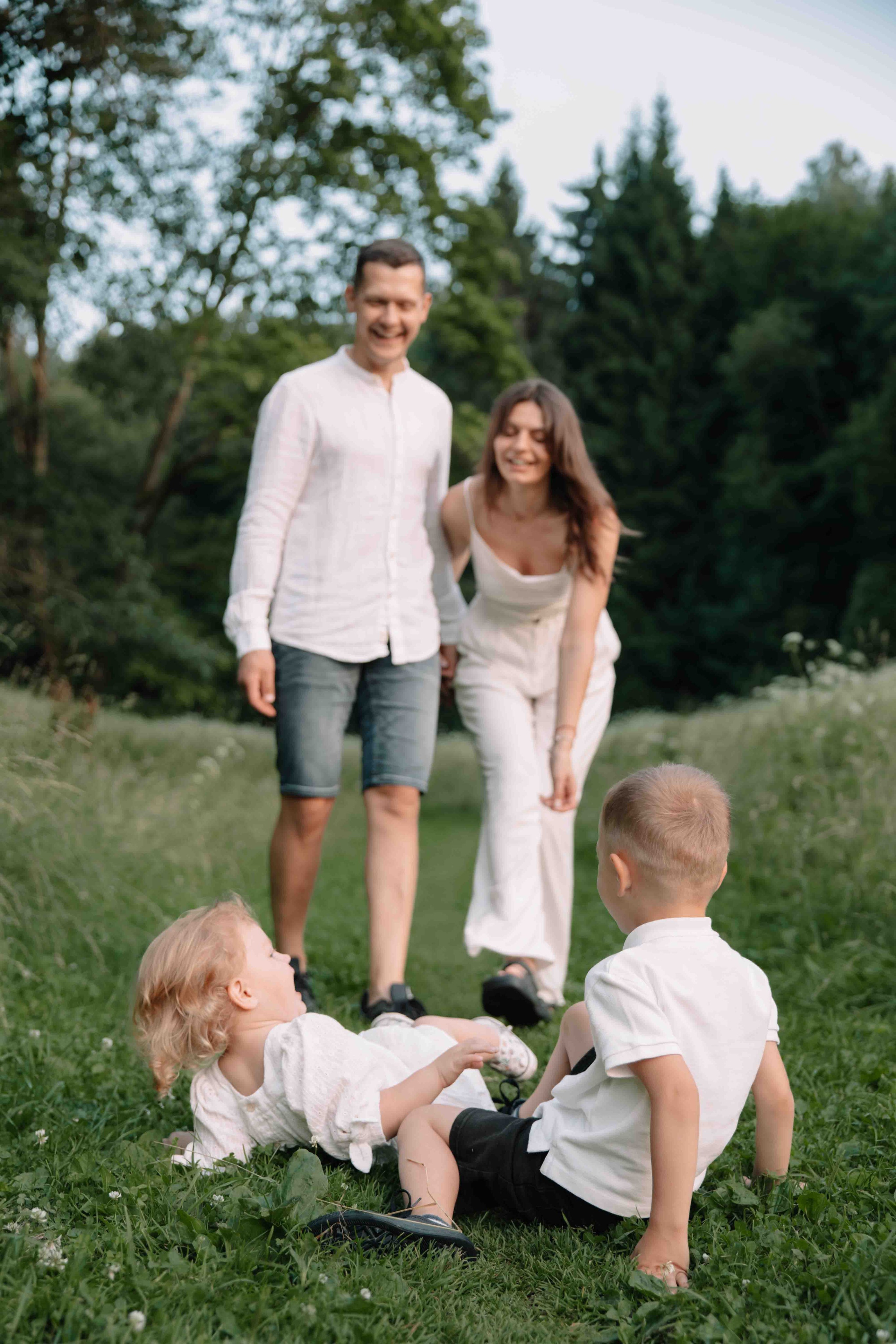 Šeimos fotosesija Vilniuje — namie, gamtoje, studijoje. Framed by Evelina | Vestuvių fotografė