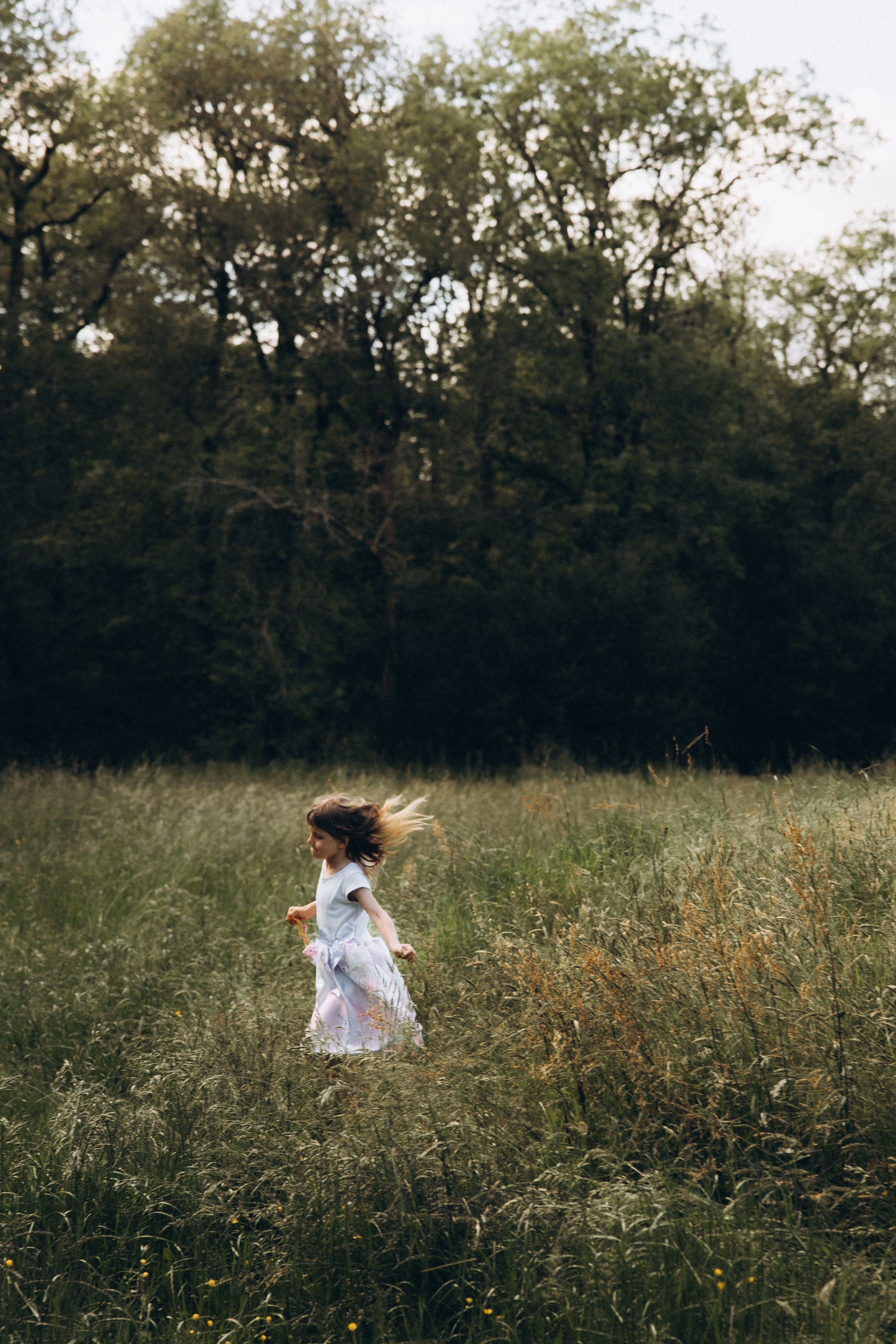 Séance photo en famille Forêt de Bouconne. Eugénie Smirnova — photographe à Toulouse et dans le sud-ouest de la France