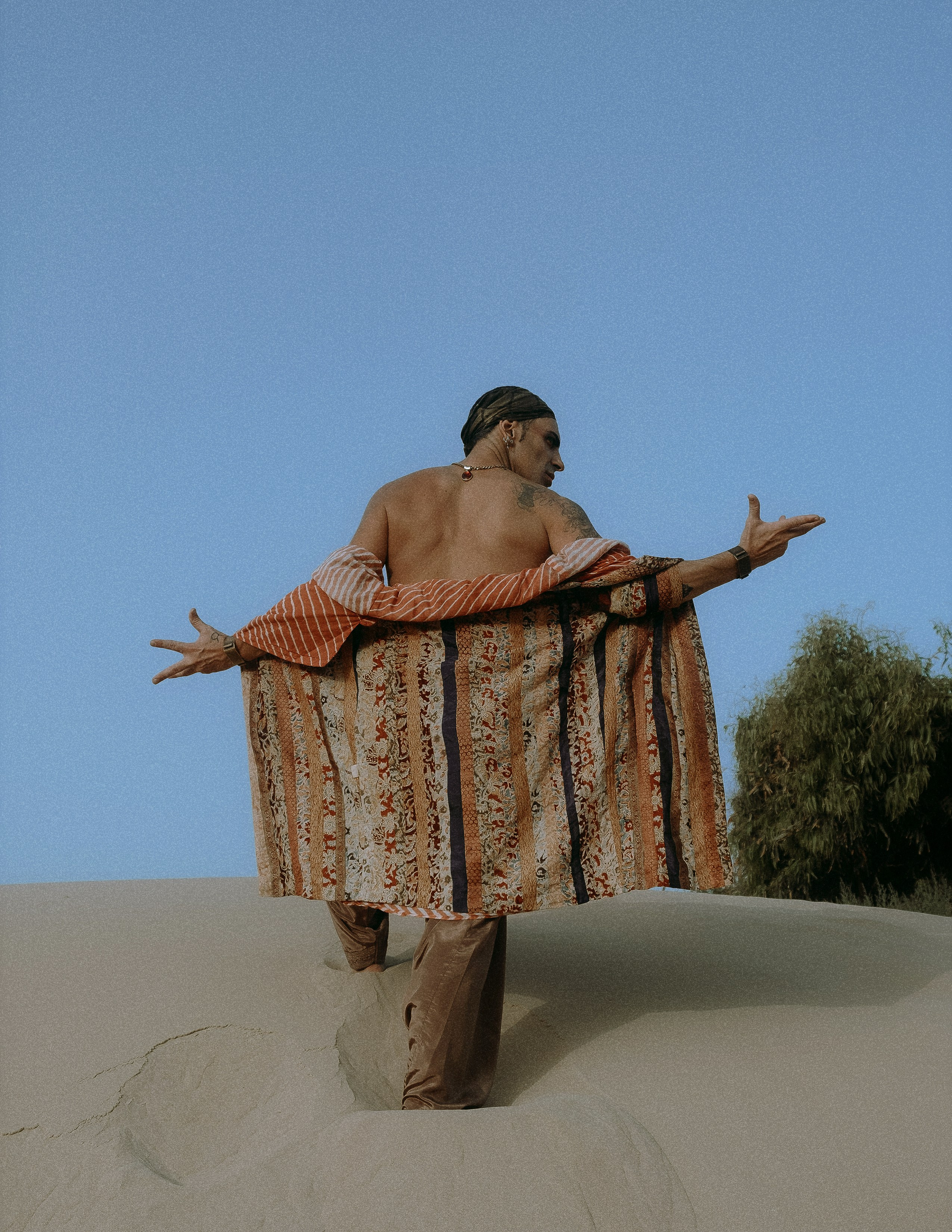 Портфолио-фотосессия в дюнах Аликанте — креативные образы и уникальные наряды от дизайнера — Фотограф Андрей Луковников