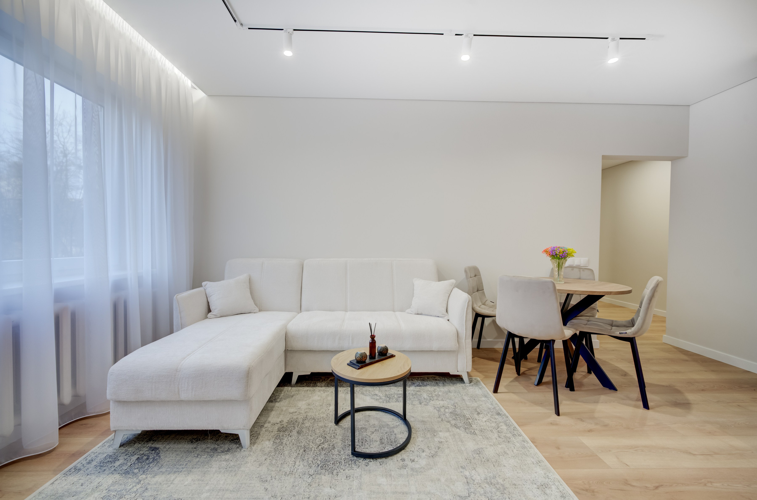 Erdvi svetainė su dideliu langu Taikos g. 69 bute Vilniuje