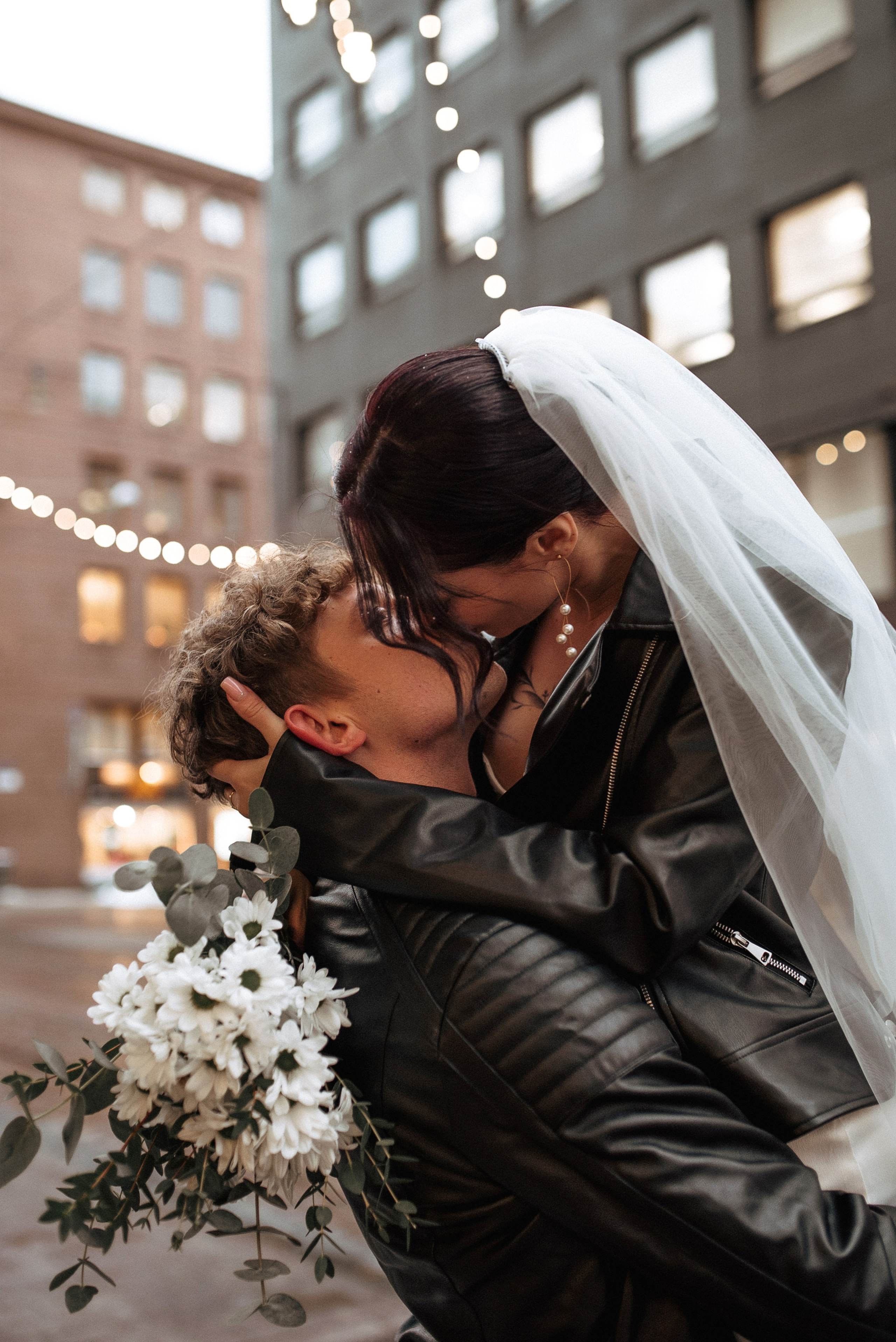 Beautiful wedding couple posing in a scenic outdoor location in Finland Kaunis hääpari poseeraa luonnonkauniissa ympäristössä Suomessa.