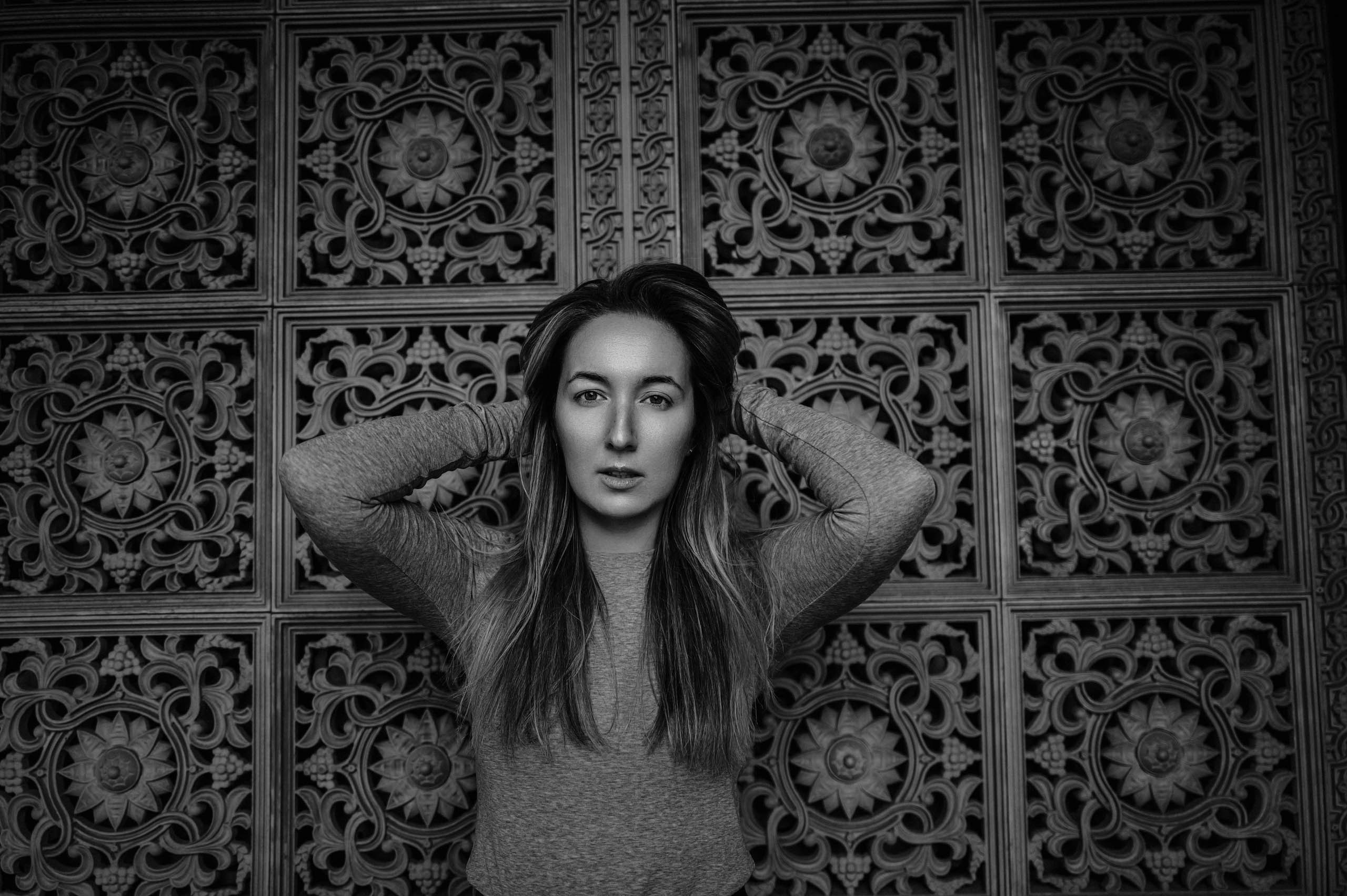 Portrait session in cozy café with sea view