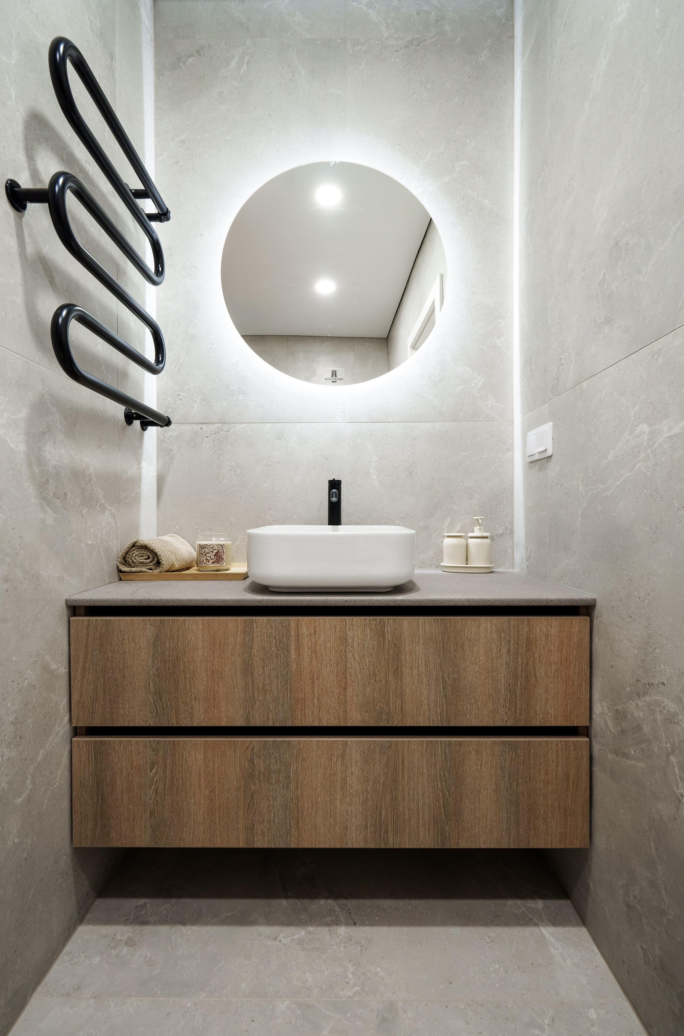 Vonios kambarys su šviečiančiu veidrodžiu Taikos g. 69 Vilnius