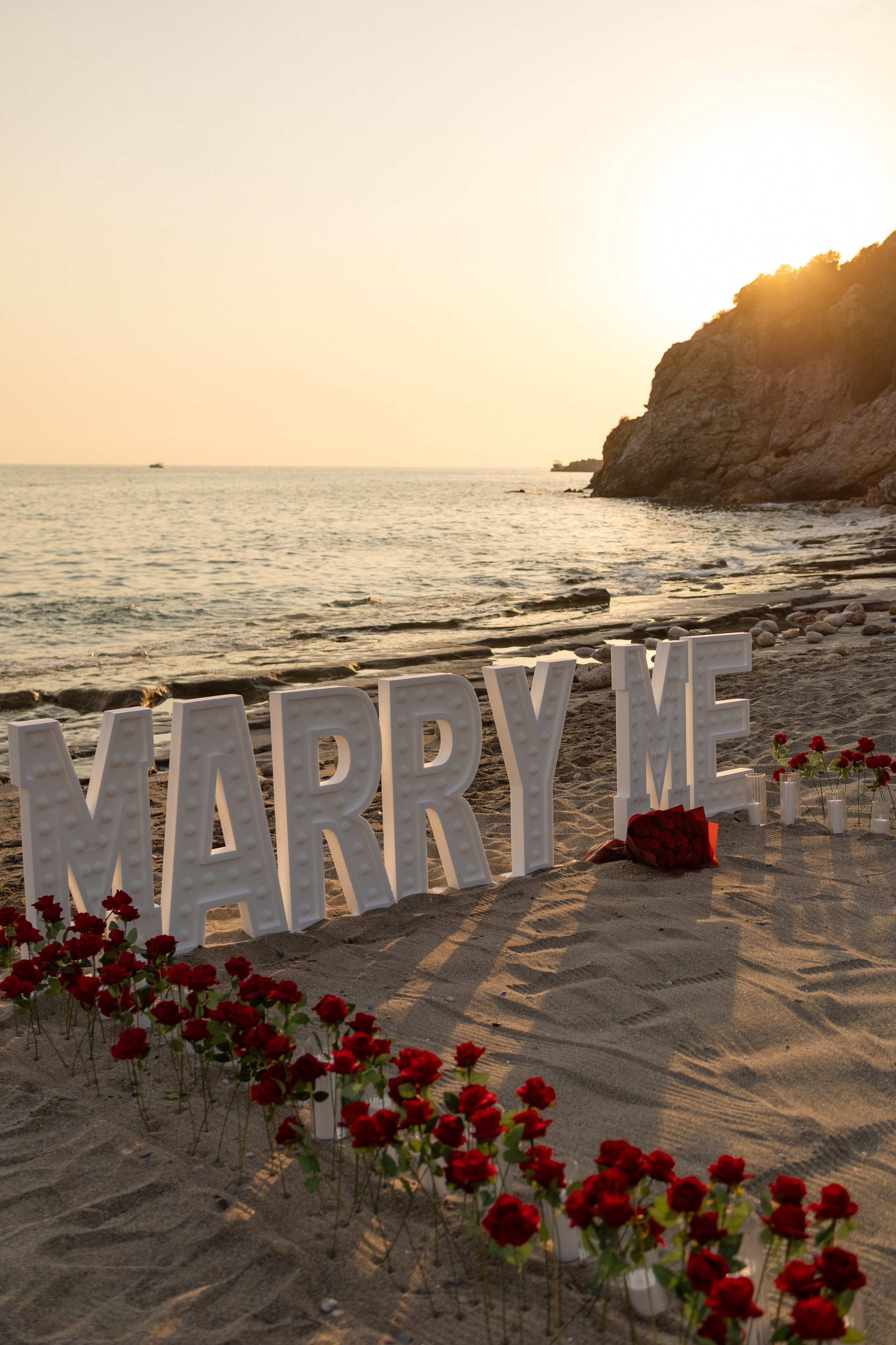 Alanya, Antalya, Belek, Side ve Kemer’de evlilik teklifi organizasyonu. Alanya’da deniz kenarında evlilik teklifi. Alanya’da romantik evlilik teklifi organizasyonu. Alanya’da ışıklı MARRY ME harfleri ile evlilik teklifi. Alanya’da gün batımında deniz kenarında evlilik teklifi. Alanya’da kırmızı güllerle romantik evlilik teklifi dekorasyonu. Alanya sahilinde kız arkadaşına evlilik teklifi eden erkek . Kırmızı güller ve MARRY ME harfleri ile evlilik teklifi dekorasyonu. Alanya’da evlilik teklifi organizasyonu ve dekorasyonu
