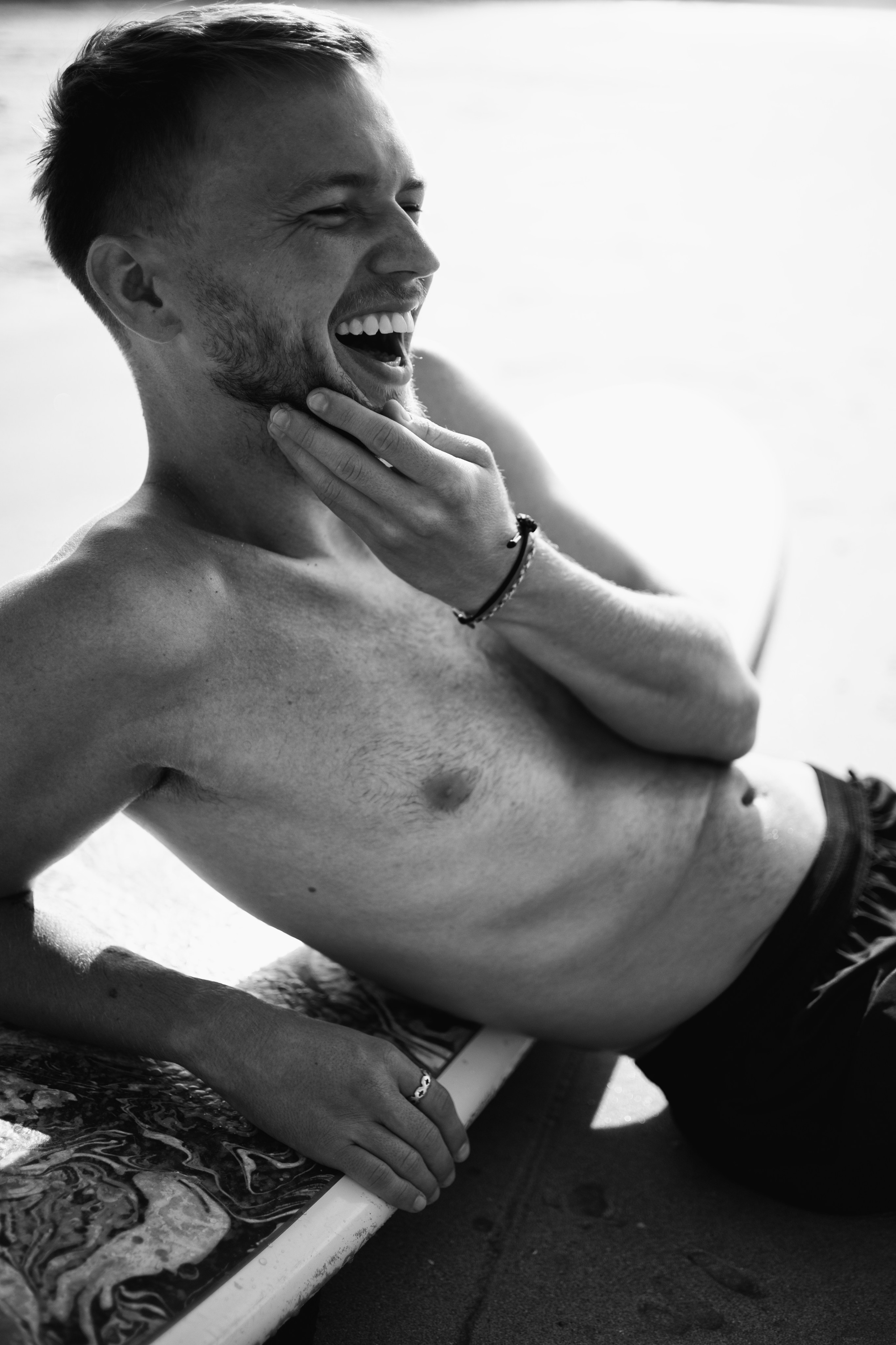 Photoshoot with a surfboard | BW