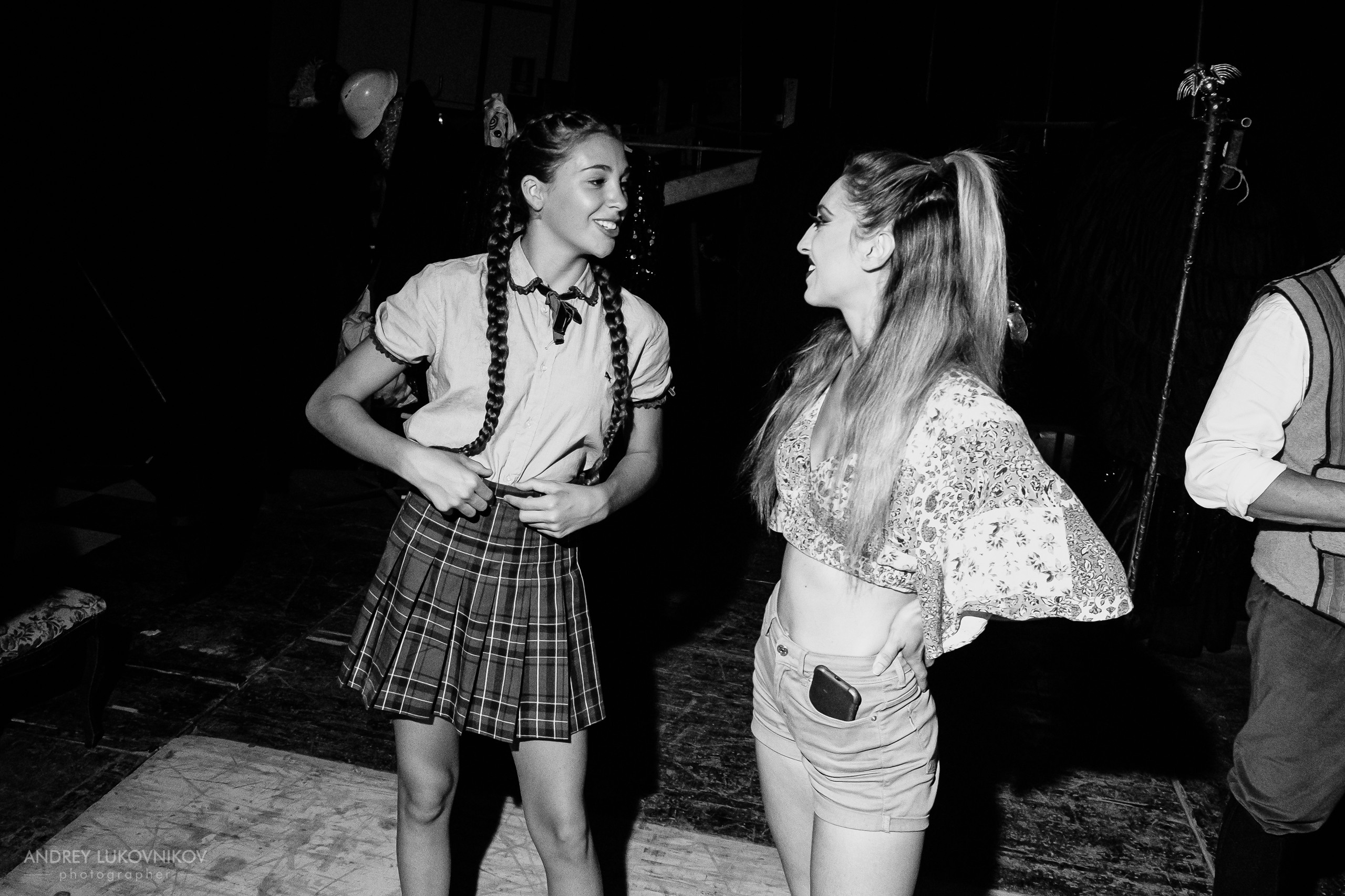 Sesión de fotos entre bastidores en El Circo Encantado: la vida de los artistas tras bambalinas