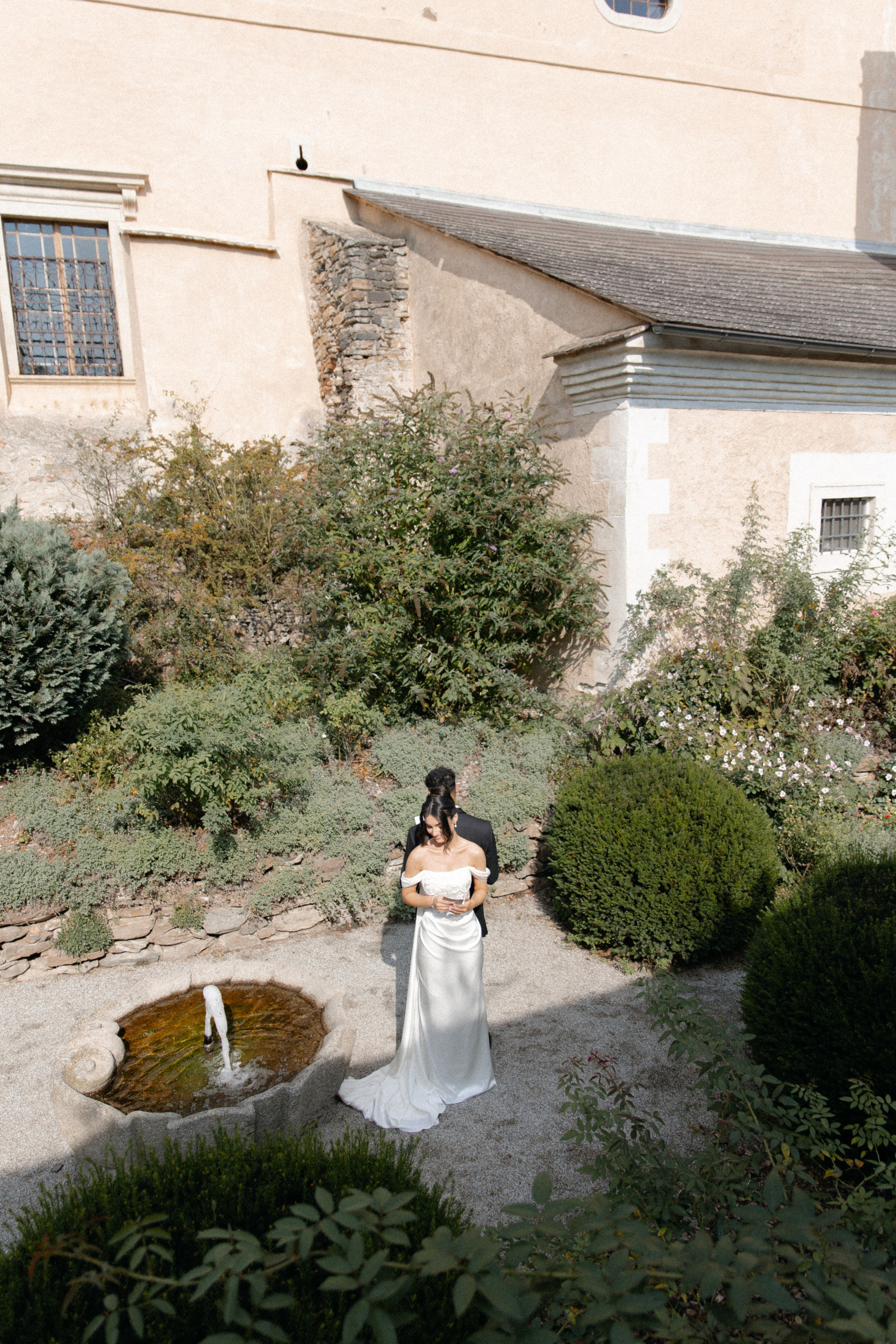 Elegant Castle Wedding in Austria | Alwin & Ruth’s Fairytale Celebration. Wedding photographer and videographer based in Timisoara, Romania