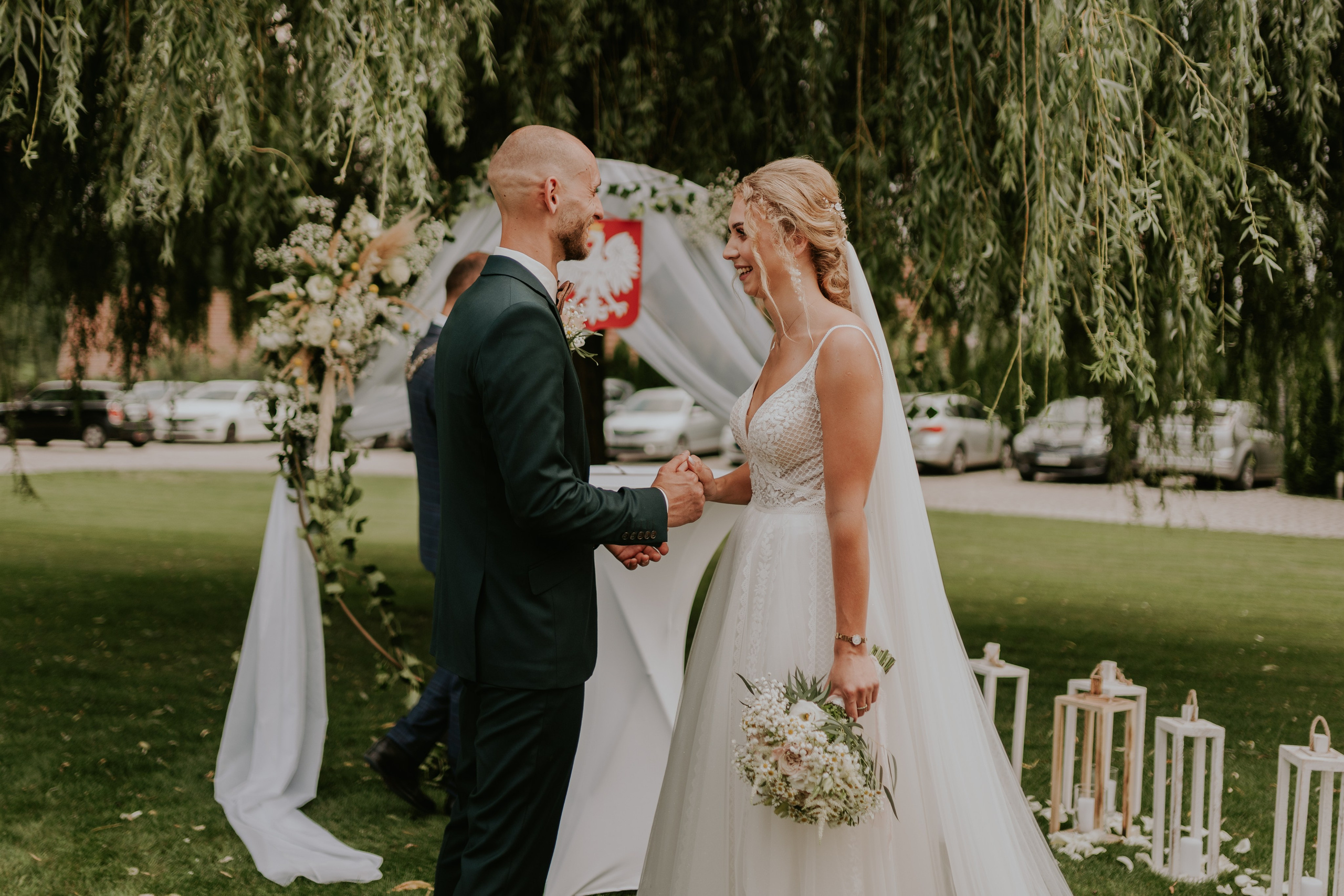 Dwór Wierzbno: plenerowy ślub pod wierzbą. Karkowskafoto - fotografia miłości