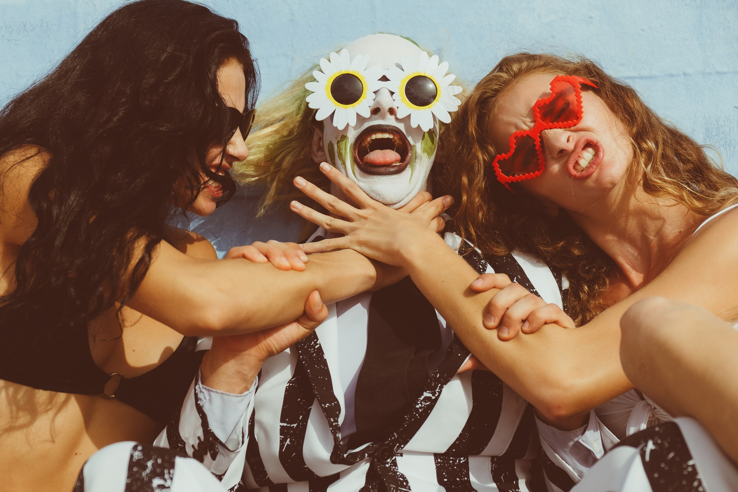 Beetlejuice на море: Экспериментальная фотосессия с цирковыми артистами — Фотограф Андрей Луковников