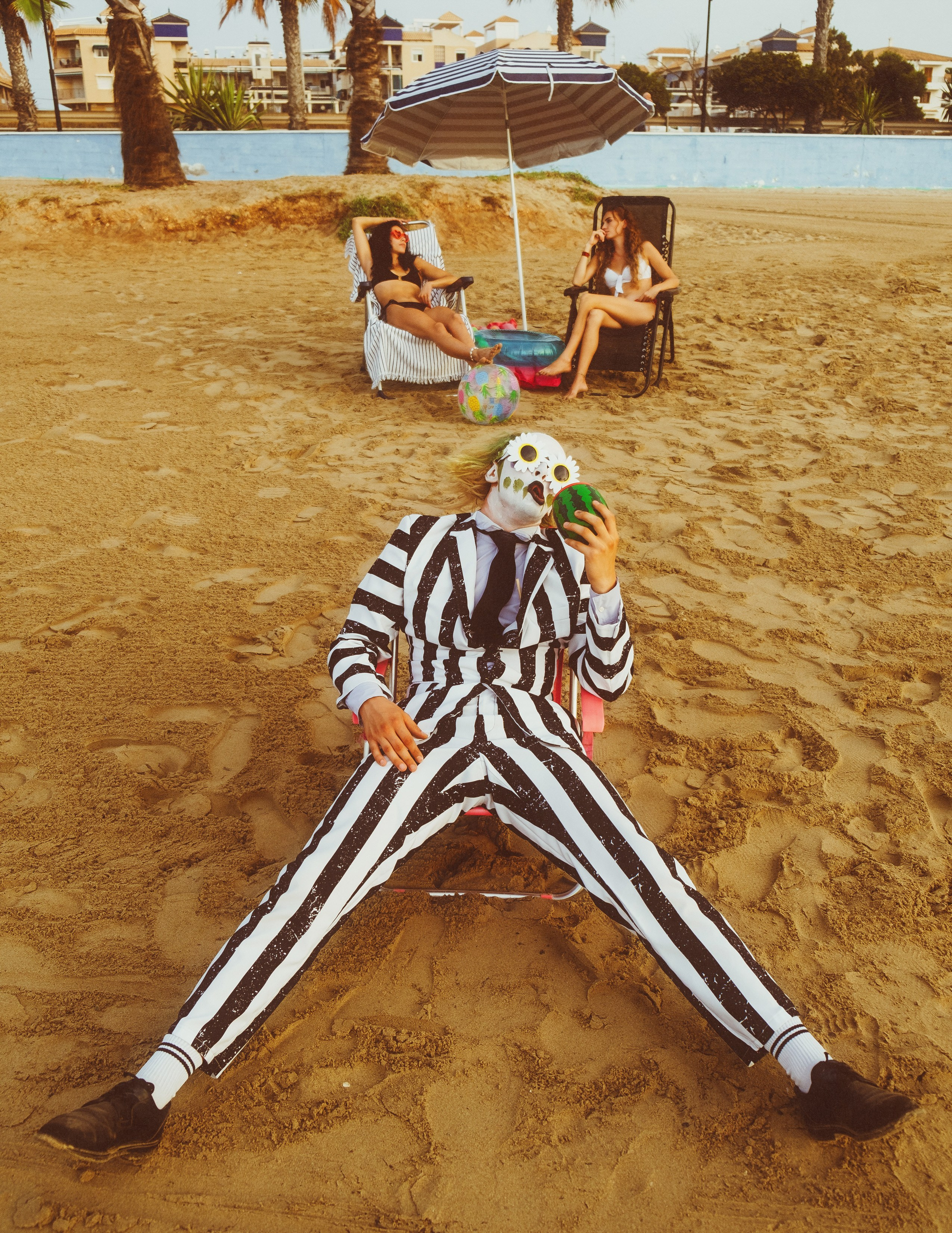 Beetlejuice на море: Экспериментальная фотосессия с цирковыми артистами — Фотограф Андрей Луковников