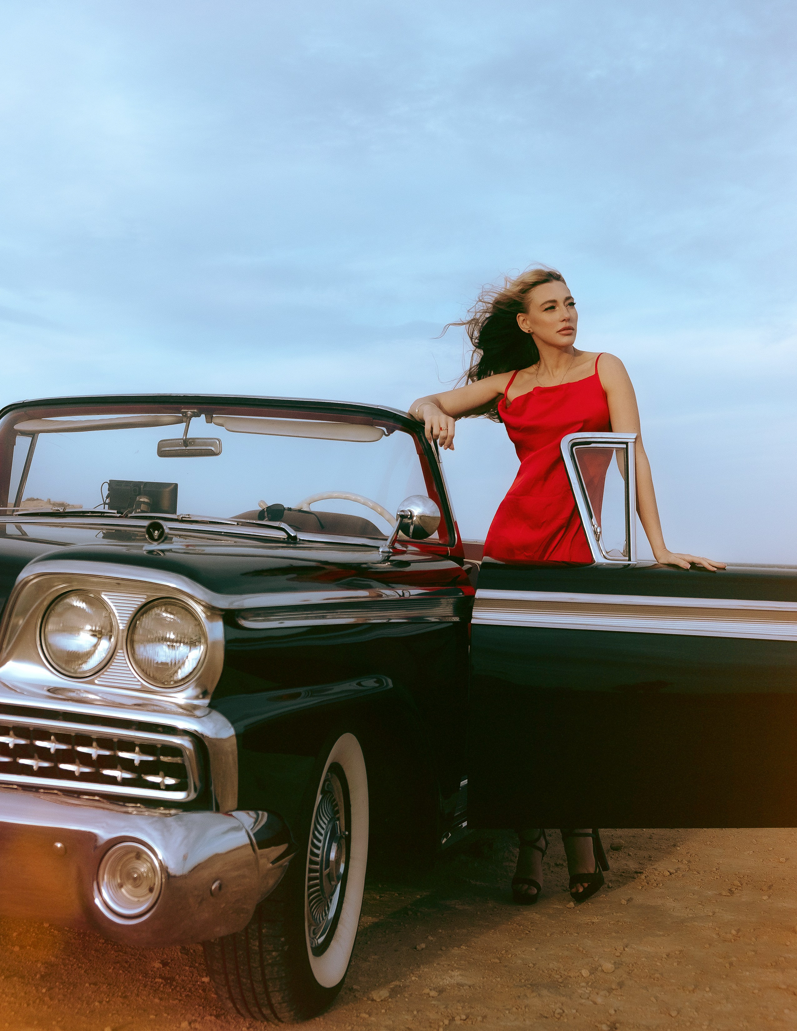 Элегантная съемка у моря с ретро автомобилем в Аликанте, Торревьеха — Фотограф Андрей Луковников