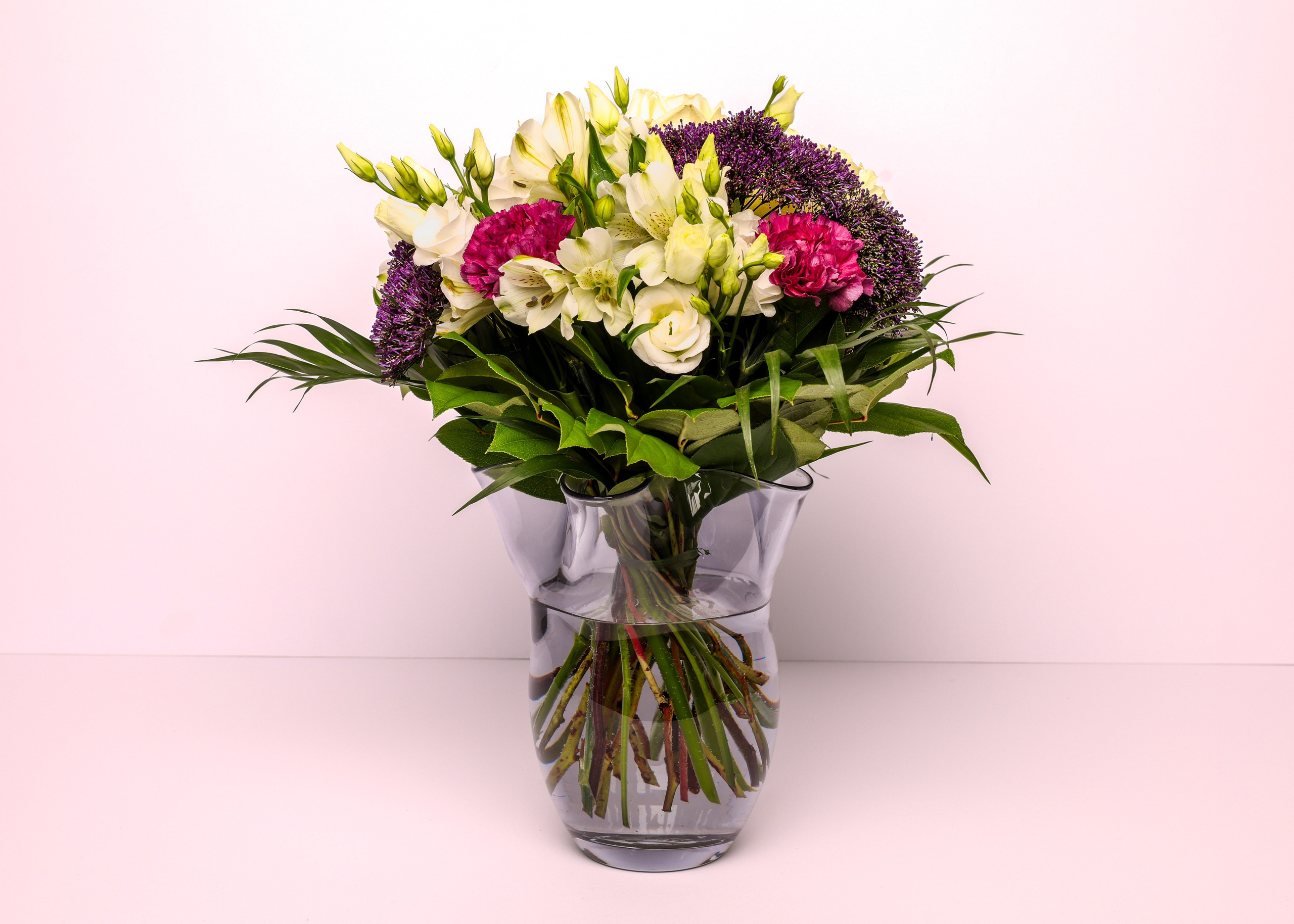 En lilla buket med grønne nuancer. Hvis du har nogle specifikke ønsker til farve, bedes du skrive en kommentar - så gør vi vores bedste. Alle vores buketter laves ud fra sæsonens udvalg af blomster, og billedet er derfor vejledende. Levering i Aarhus og omegn.