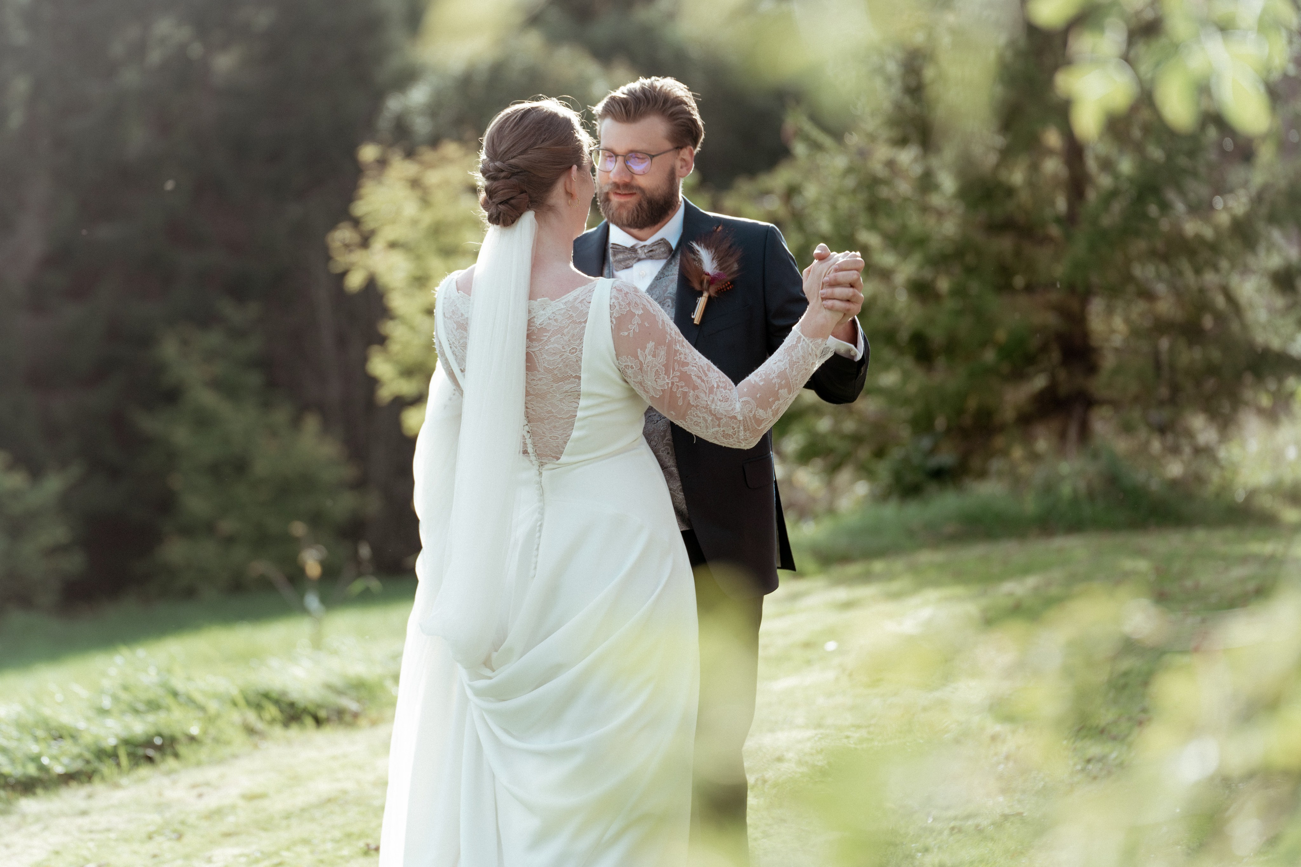 Det vakre brudeparet går ved siden av hverandre, ser og smiler til hverandre en sensommerdag
