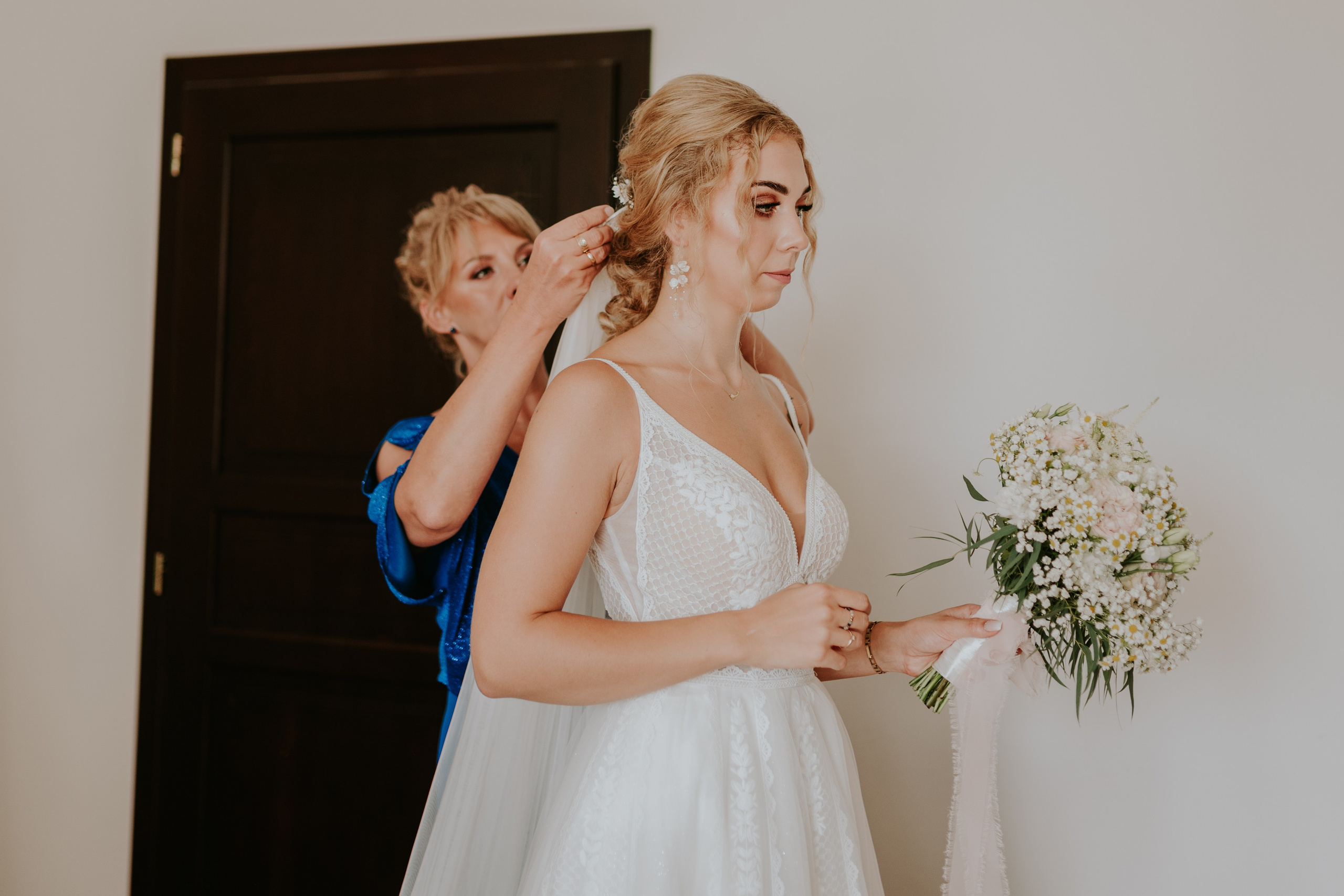 Dwór Wierzbno: plenerowy ślub pod wierzbą. Karkowskafoto - fotografia miłości