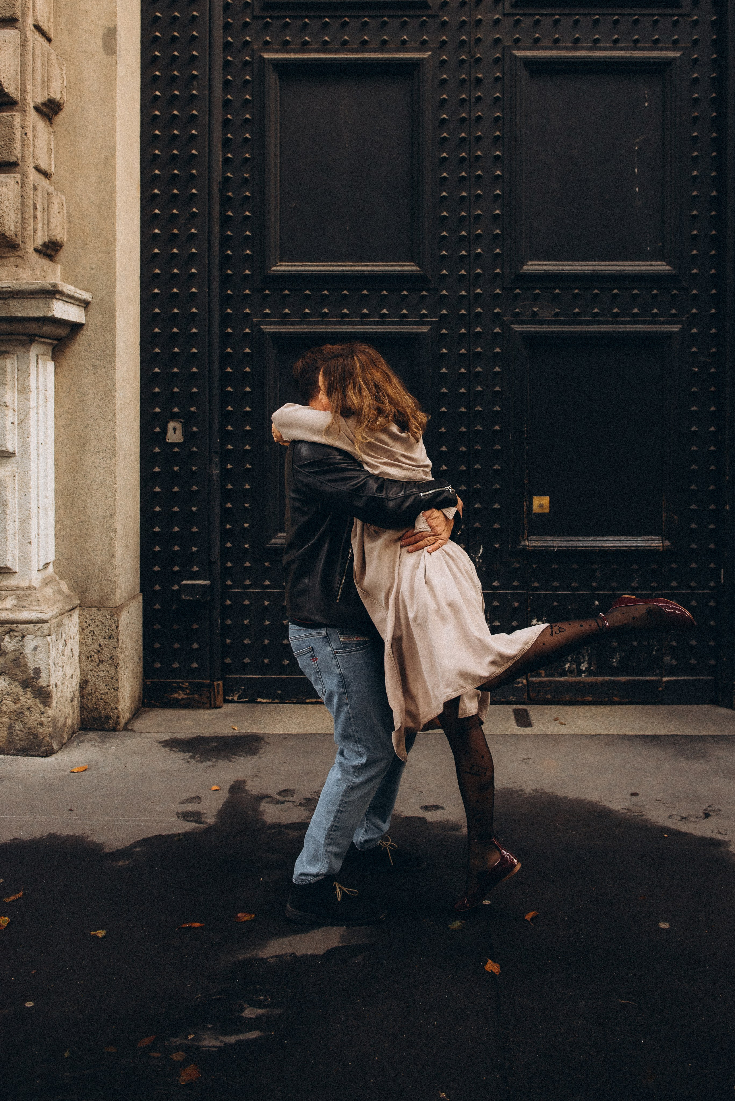 Couple embracing during a romantic photoshoot in Milan’s picturesque streets.