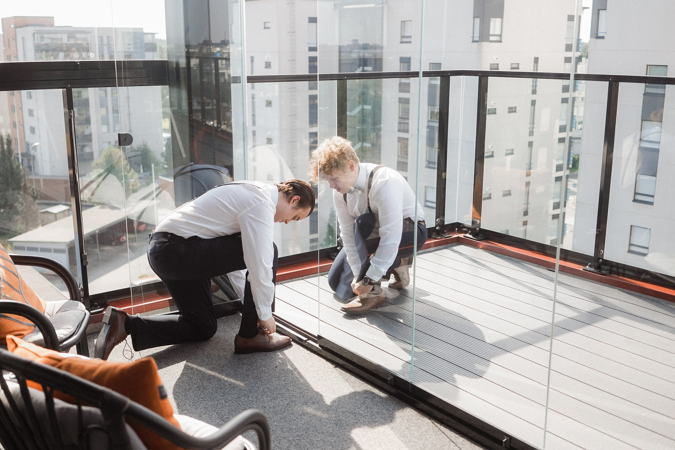 Sulhanen ja bestman Alma hotellin parvekkeella