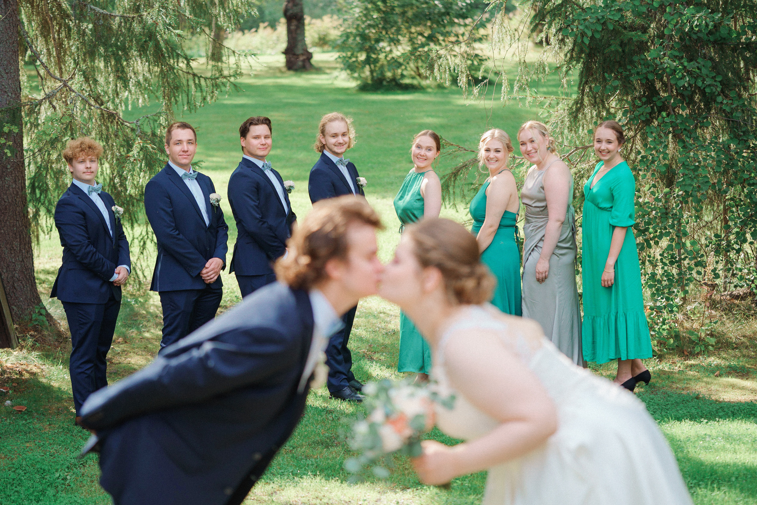 Morsian ja sulhanen pussailevat