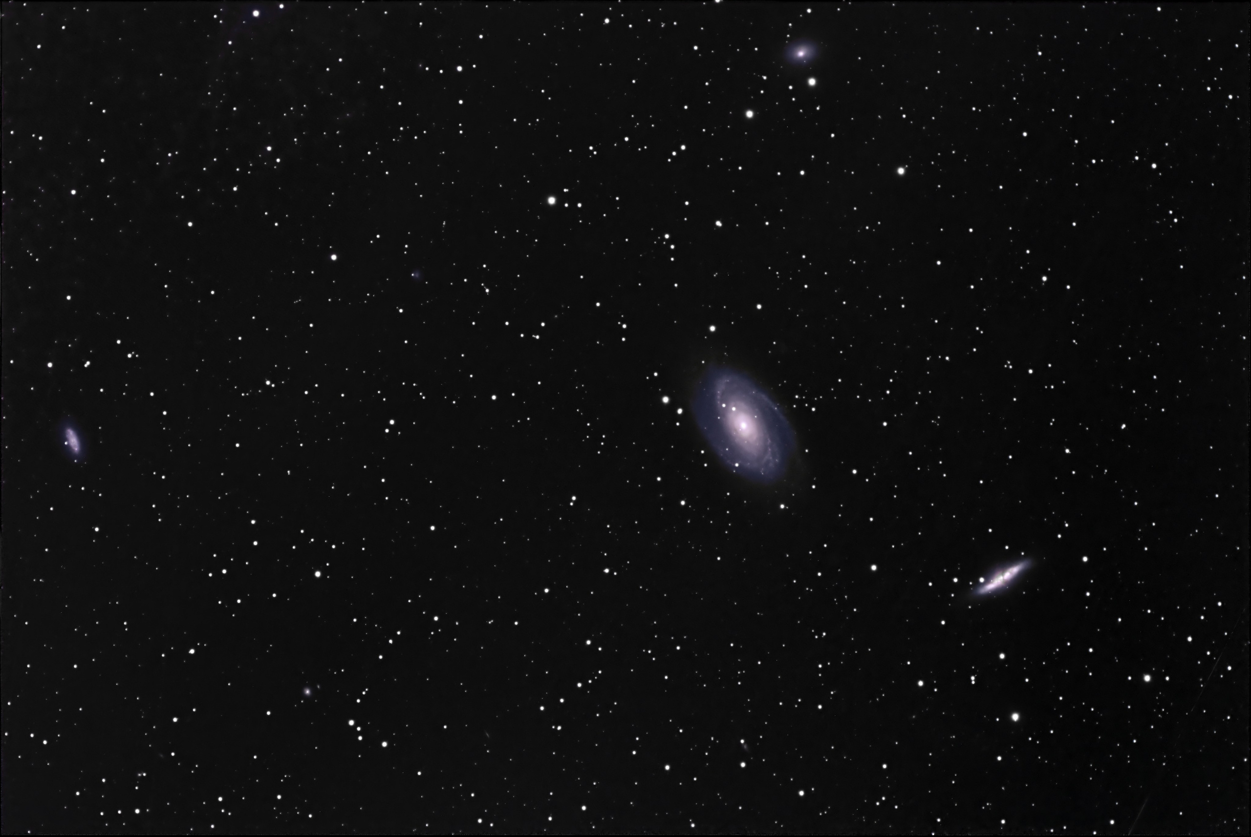 M81 Bode, M82 Siqar və digər kiçik qalaktikalar. Həvəskar Astronomlar Cəmiyyəti — Astronomy.az