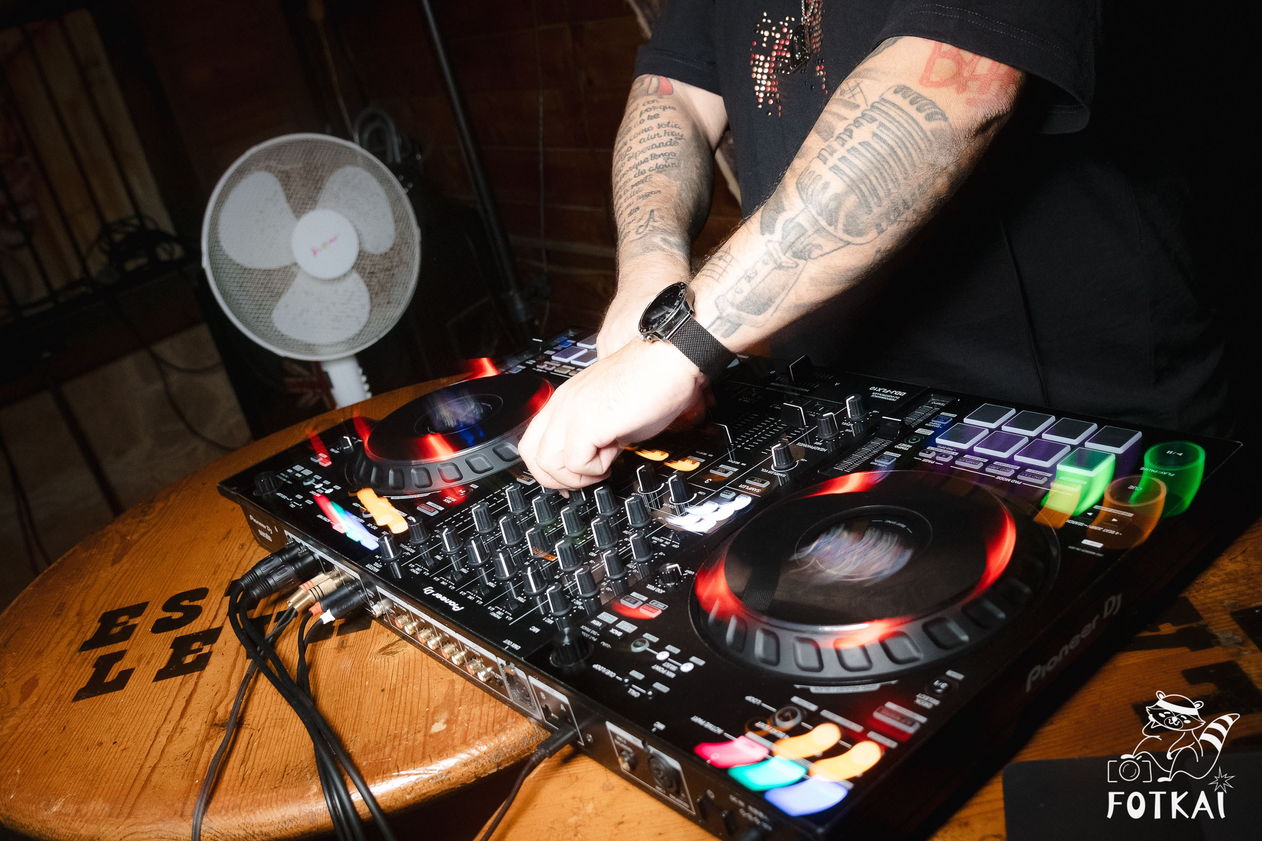 Fiesta Víspera de Festivo en El Paso Rock Bar – Hip Hop Old School | Reportaje fotográfico 08.10.2025 | FOTKAI