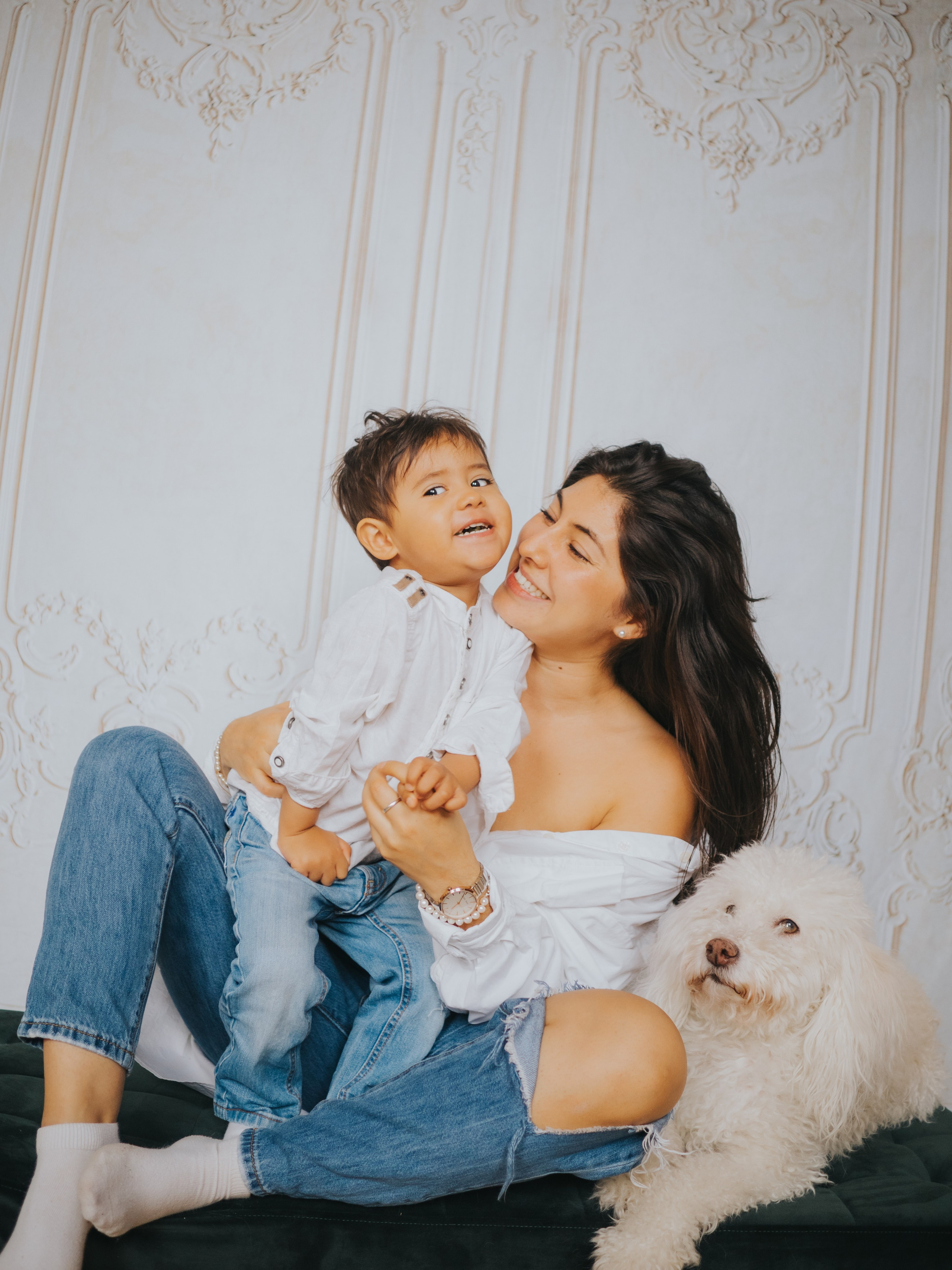 La mère et le fils font des bêtises pour la photo.