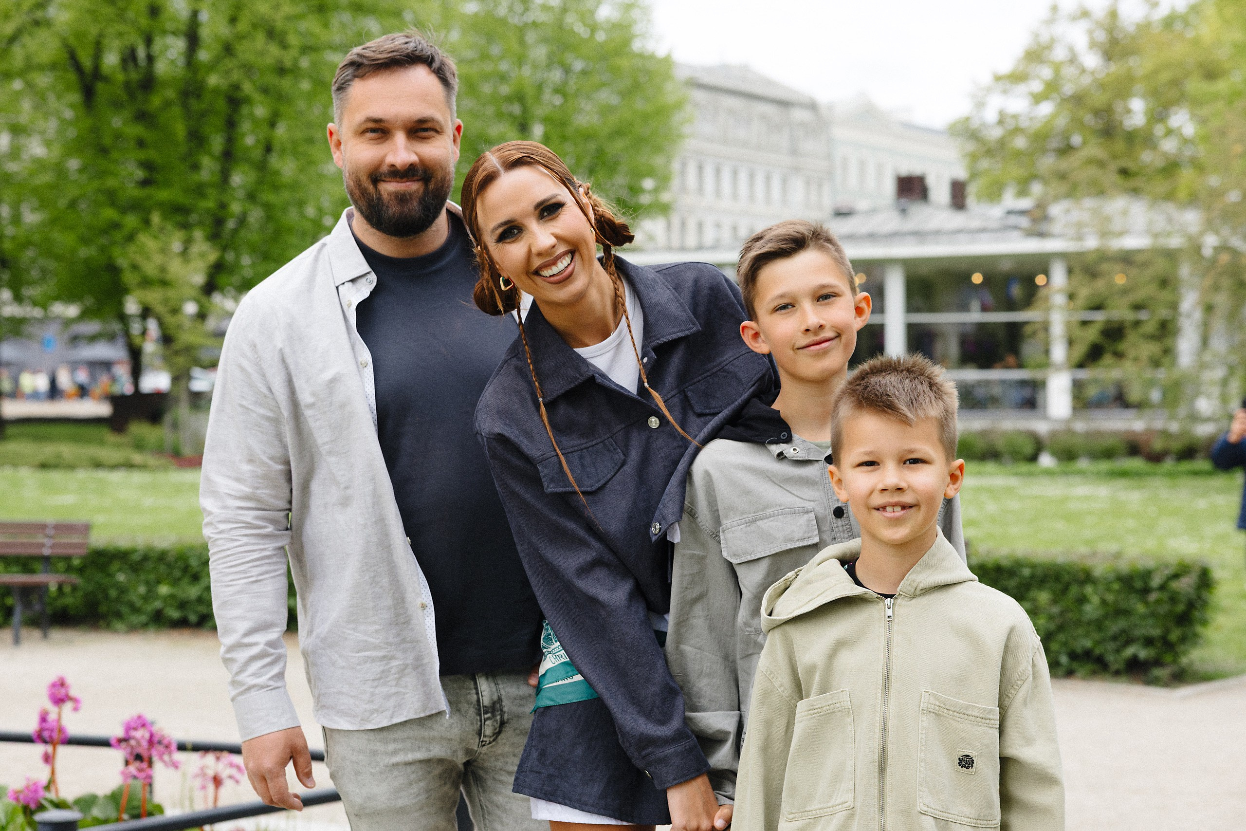 Семейная фотосессия в парке — прогулка с мужем и двумя сыновьями в живых кадрах. Евгений Тимофеев | Свадебный и контент-фотограф и видеограф в Риге