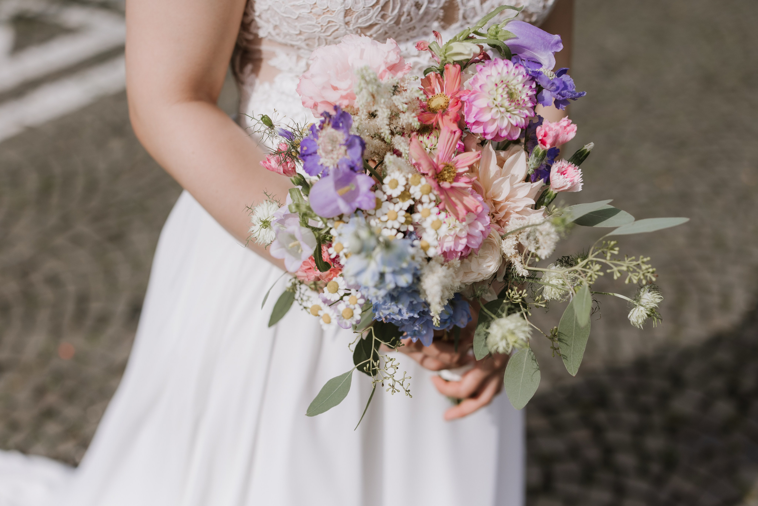 Boho Brautstrauß mit wilden Blumen und Gräsern
