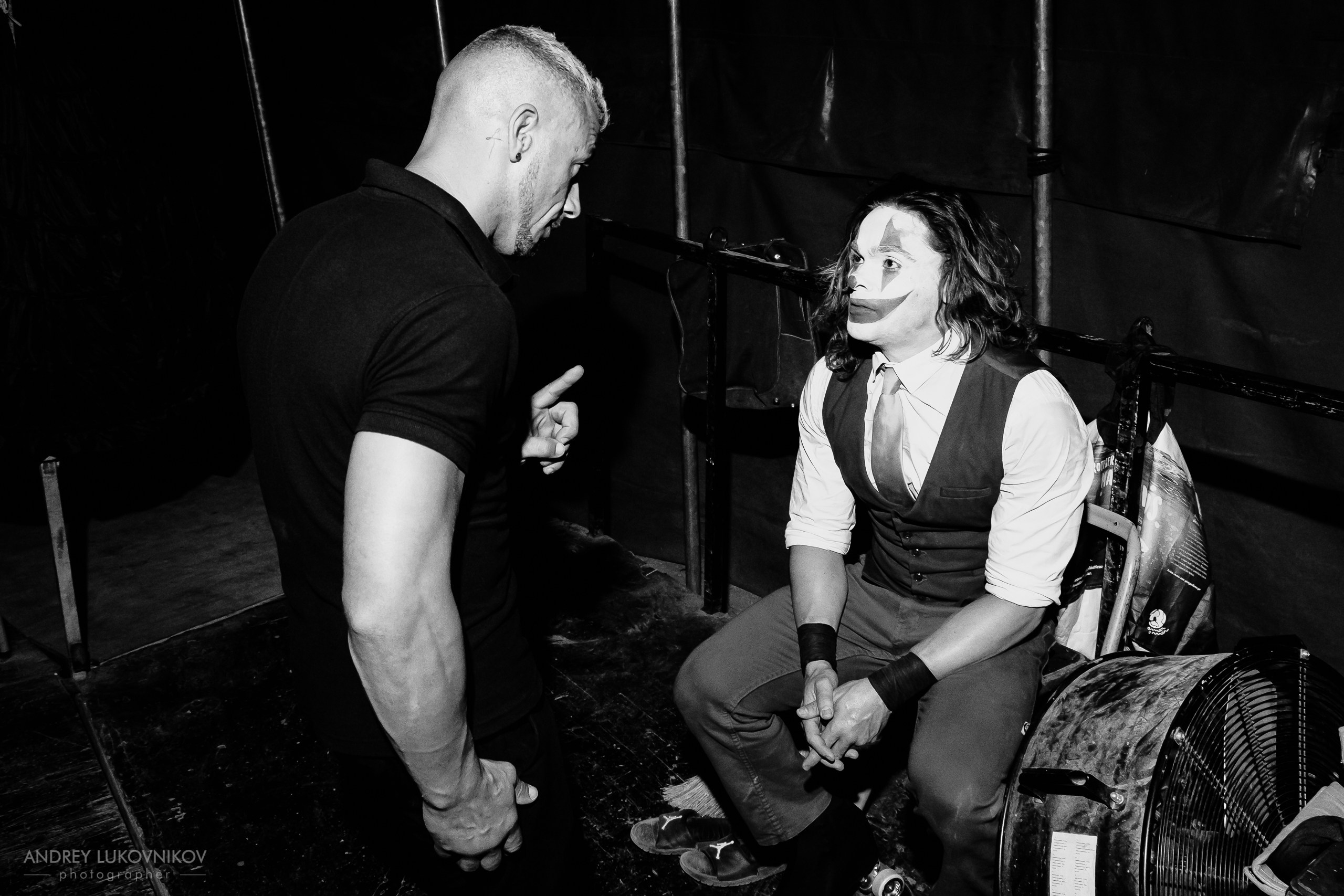 Sesión de fotos entre bastidores en El Circo Encantado: la vida de los artistas tras bambalinas