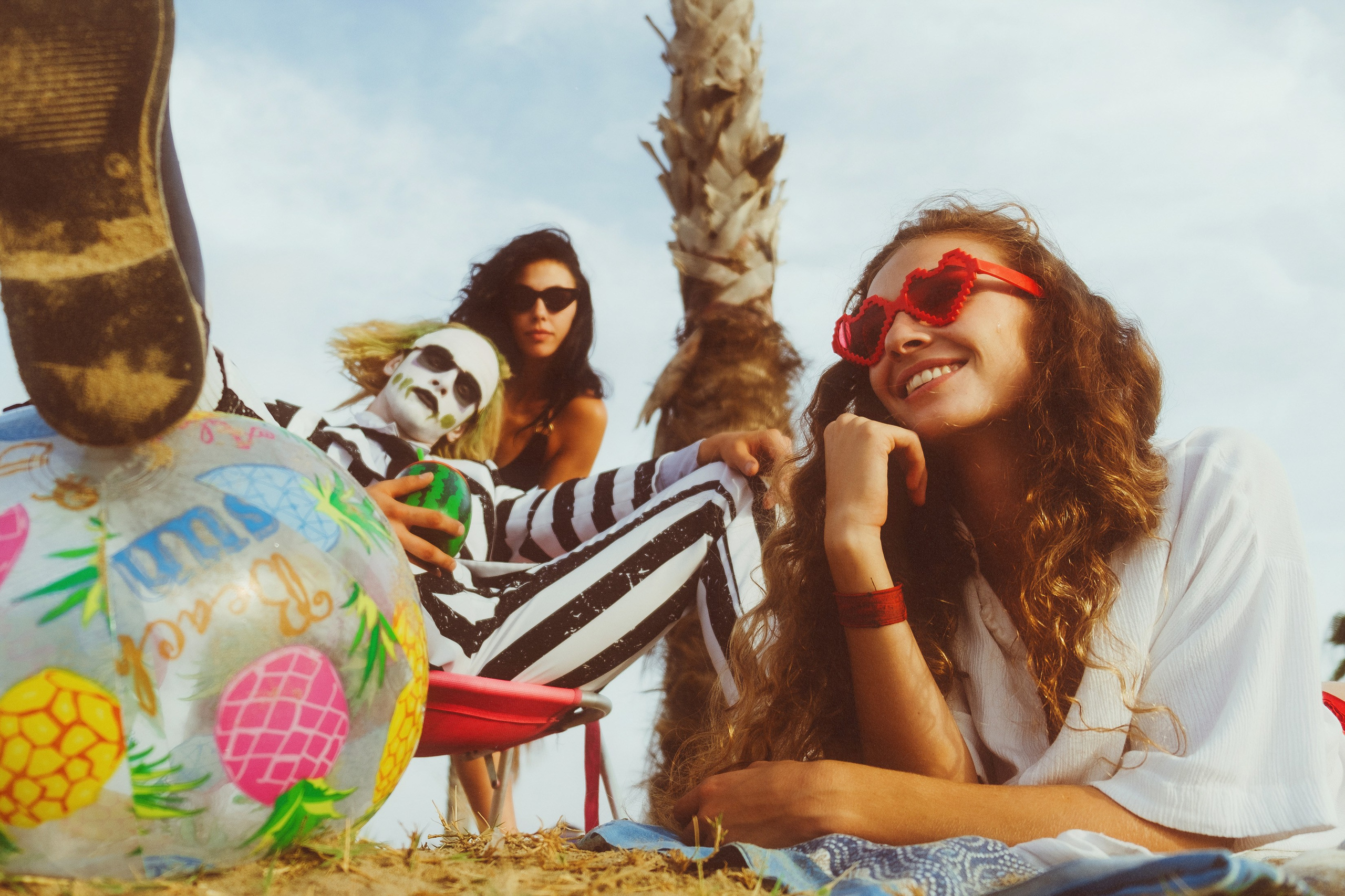 Beetlejuice на море: Экспериментальная фотосессия с цирковыми артистами — Фотограф Андрей Луковников