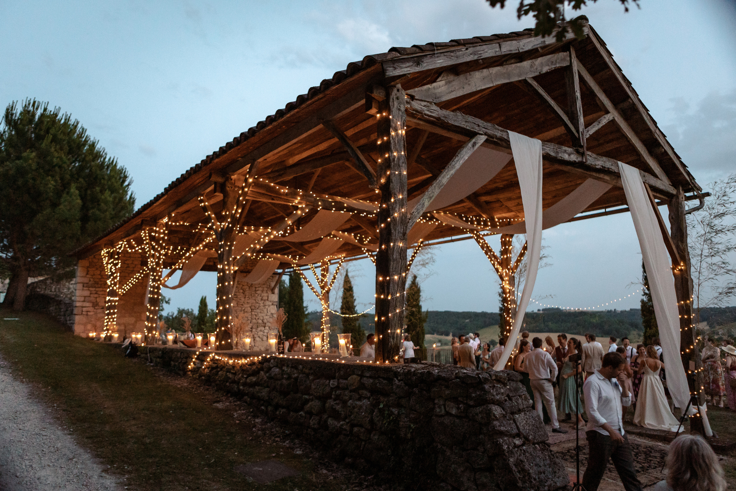British — scottish wedding in Souquet Hall, Aquitaine, France. Eugénie Smirnova — your photographer in Toulouse and southwest France