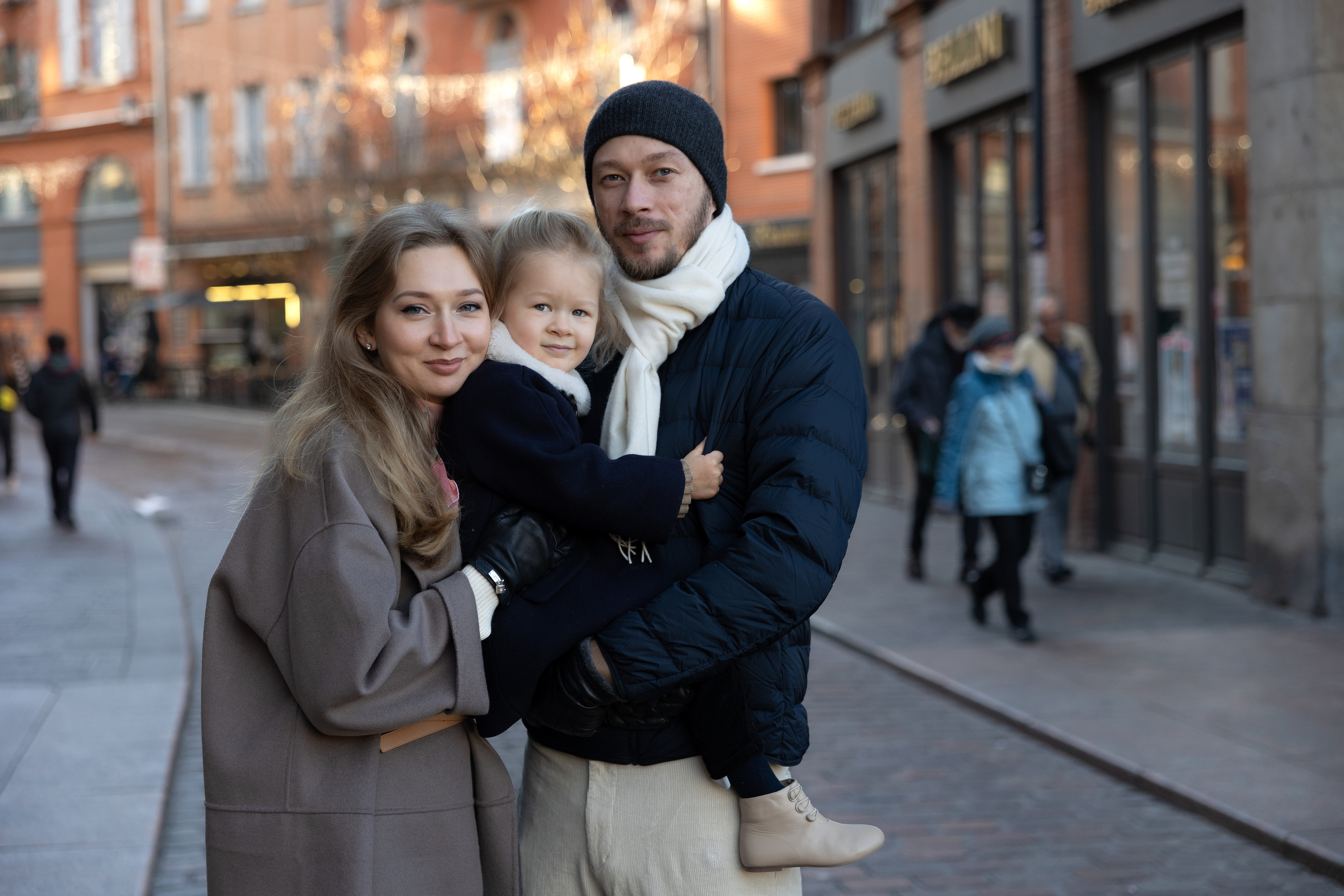 Séance photo de famille à Toulouse pour la famille de Yana. Eugénie Smirnova — photographe à Toulouse et dans le sud-ouest de la France