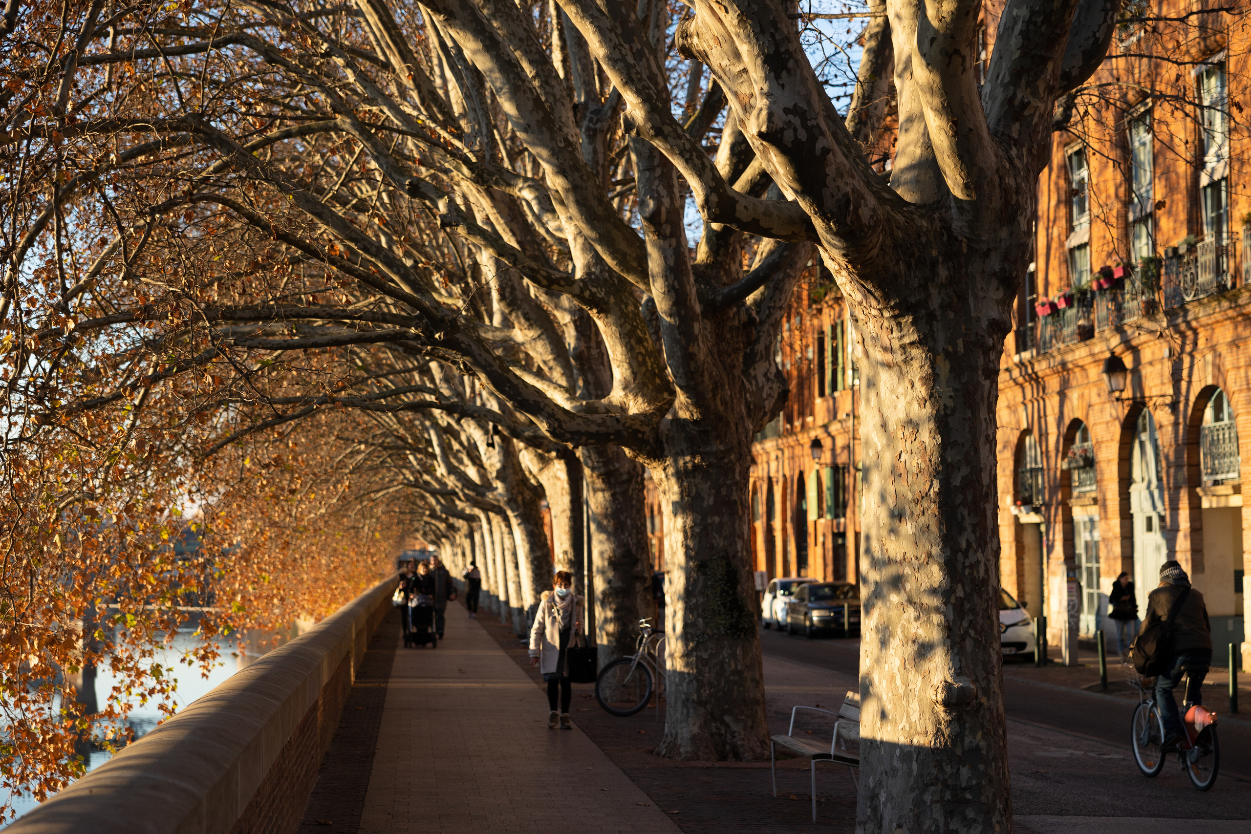 Séance photo de famille à Toulouse pour la famille de Yana. Eugénie Smirnova — photographe à Toulouse et dans le sud-ouest de la France