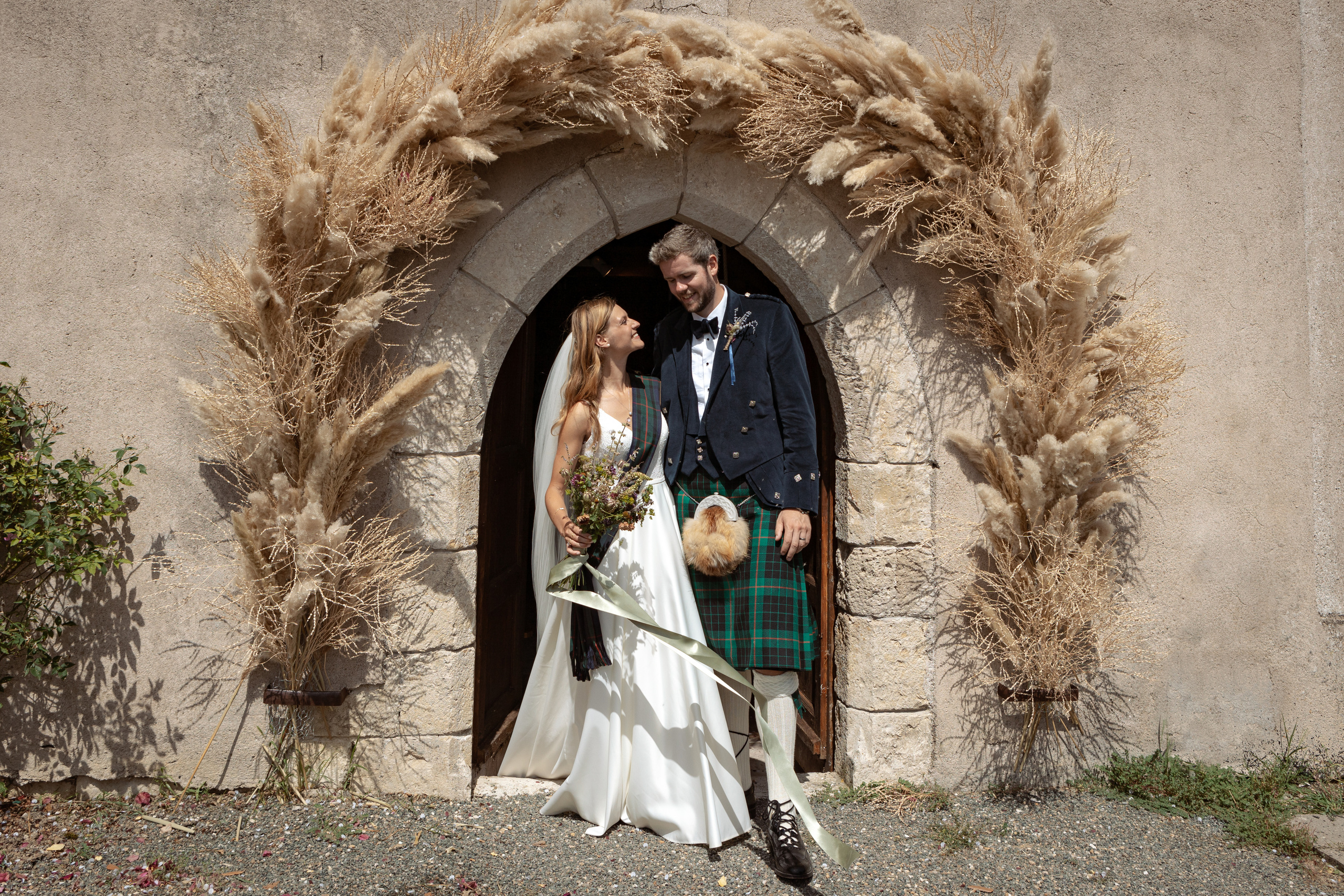 British — scottish wedding in Souquet Hall, Aquitaine, France. Eugénie Smirnova — your photographer in Toulouse and southwest France