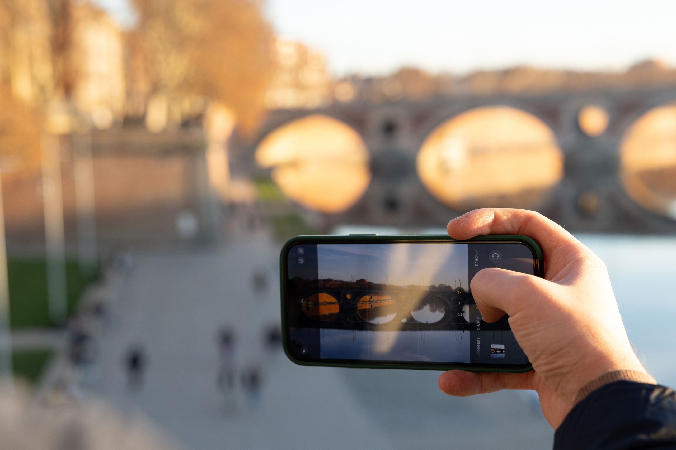 Séance photo de famille à Toulouse pour la famille de Yana. Eugénie Smirnova — photographe à Toulouse et dans le sud-ouest de la France